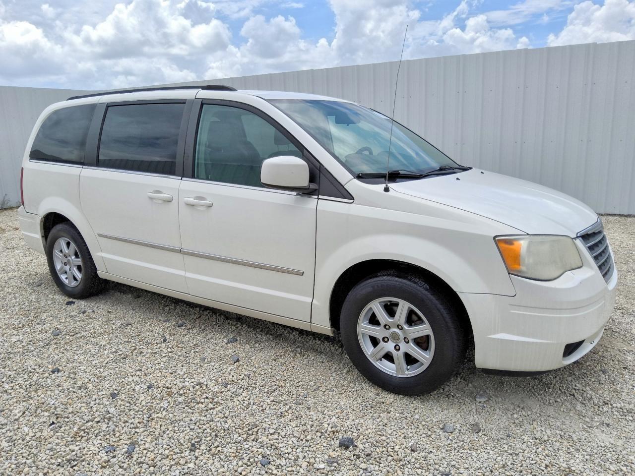 2010 Chrysler Town & Country Touring White vin: 2A4RR5D12AR176319