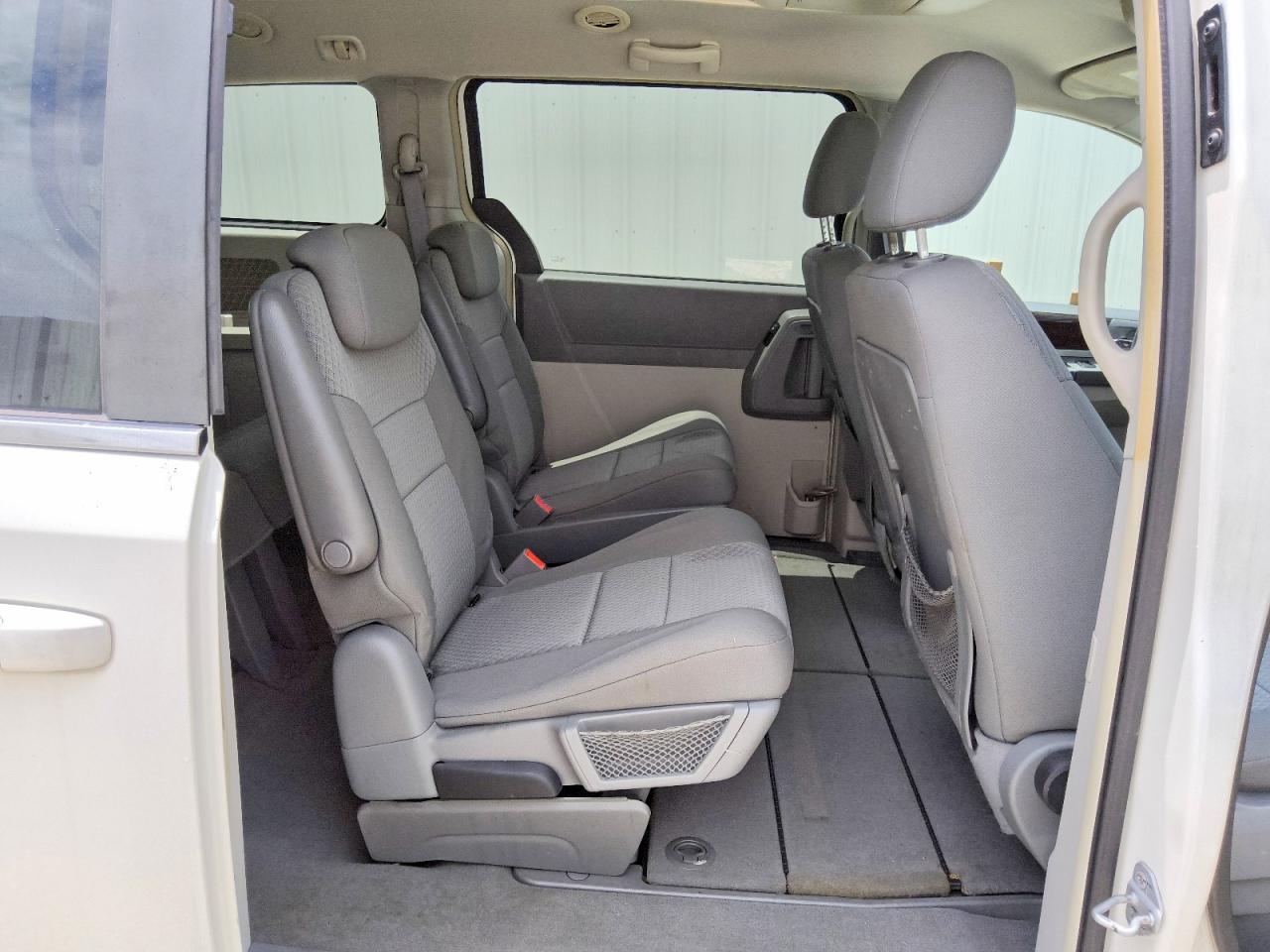 2010 Chrysler Town & Country Touring White vin: 2A4RR5D12AR176319