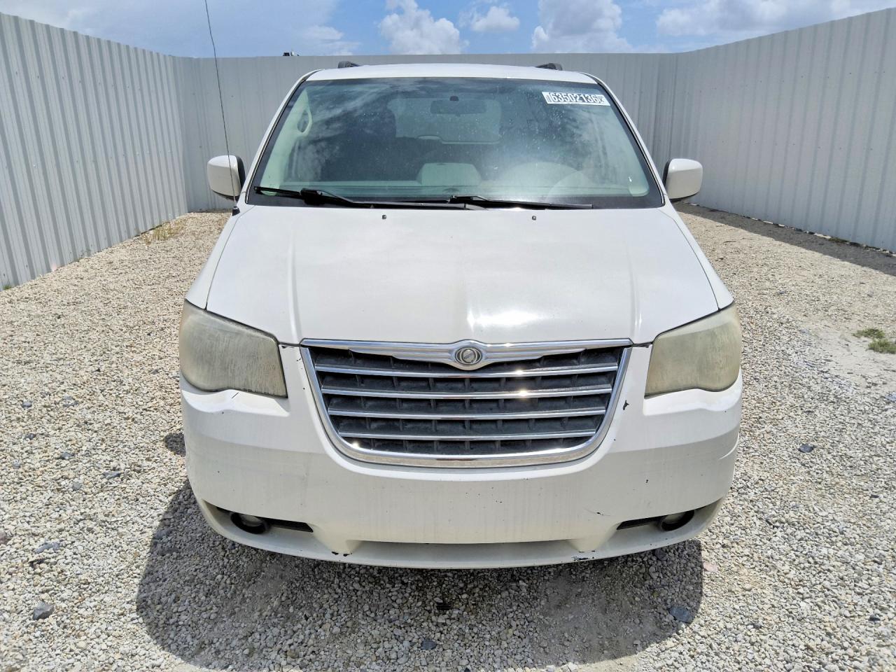 2010 Chrysler Town & Country Touring White vin: 2A4RR5D12AR176319