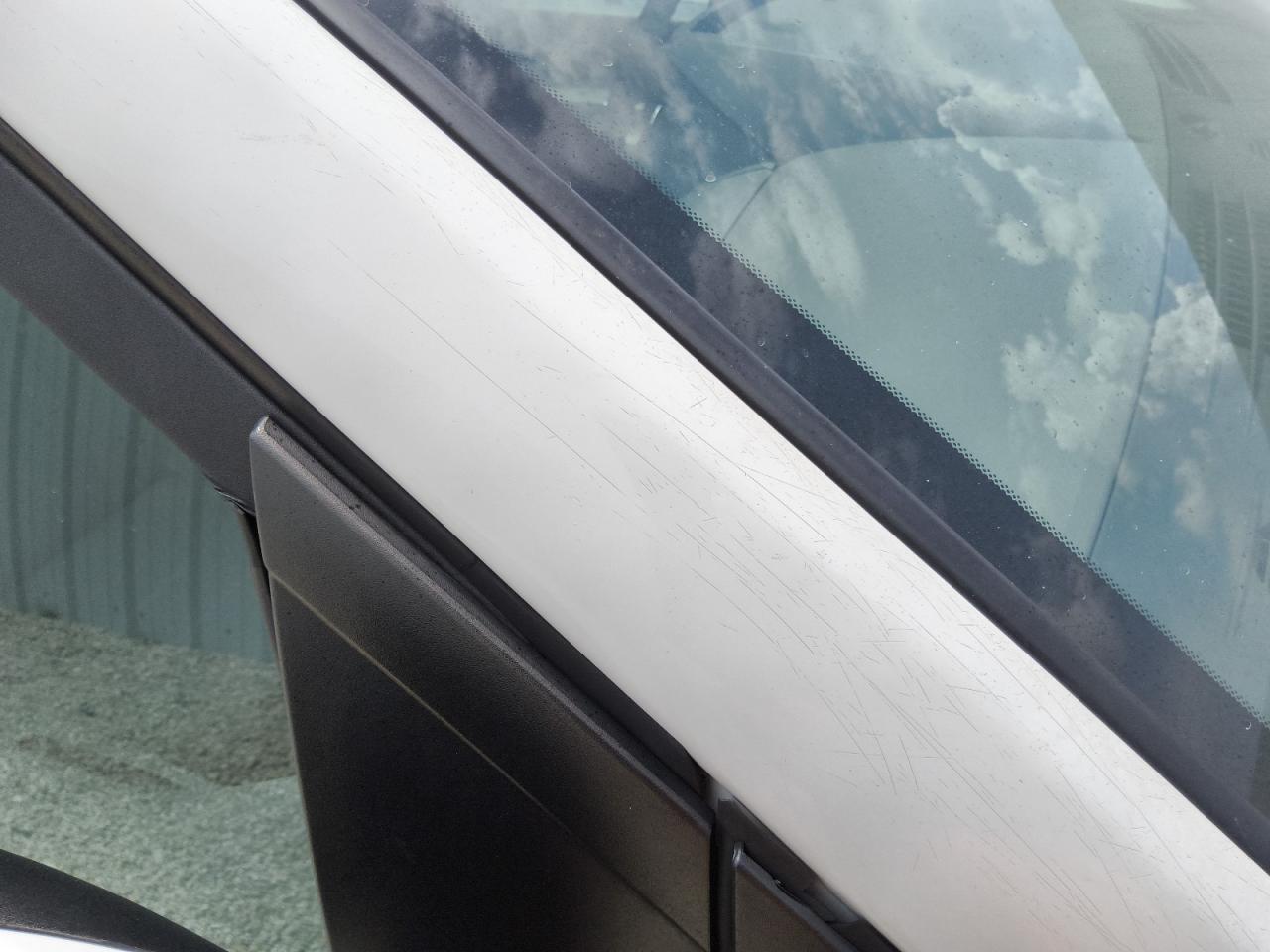 2010 Chrysler Town & Country Touring White vin: 2A4RR5D12AR176319 Damage: Right Drip Rail, Heavy Scratch, > 12 Inches