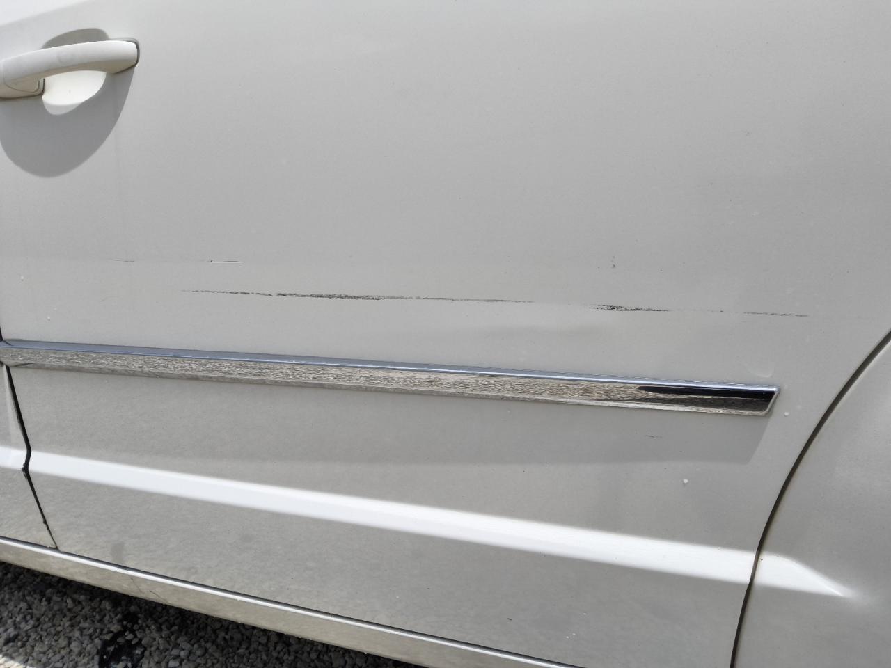 2010 Chrysler Town & Country Touring White vin: 2A4RR5D12AR176319 Damage: Left Sliding Door, Dent(S) W/ Paint Dmg, > 12 Inches