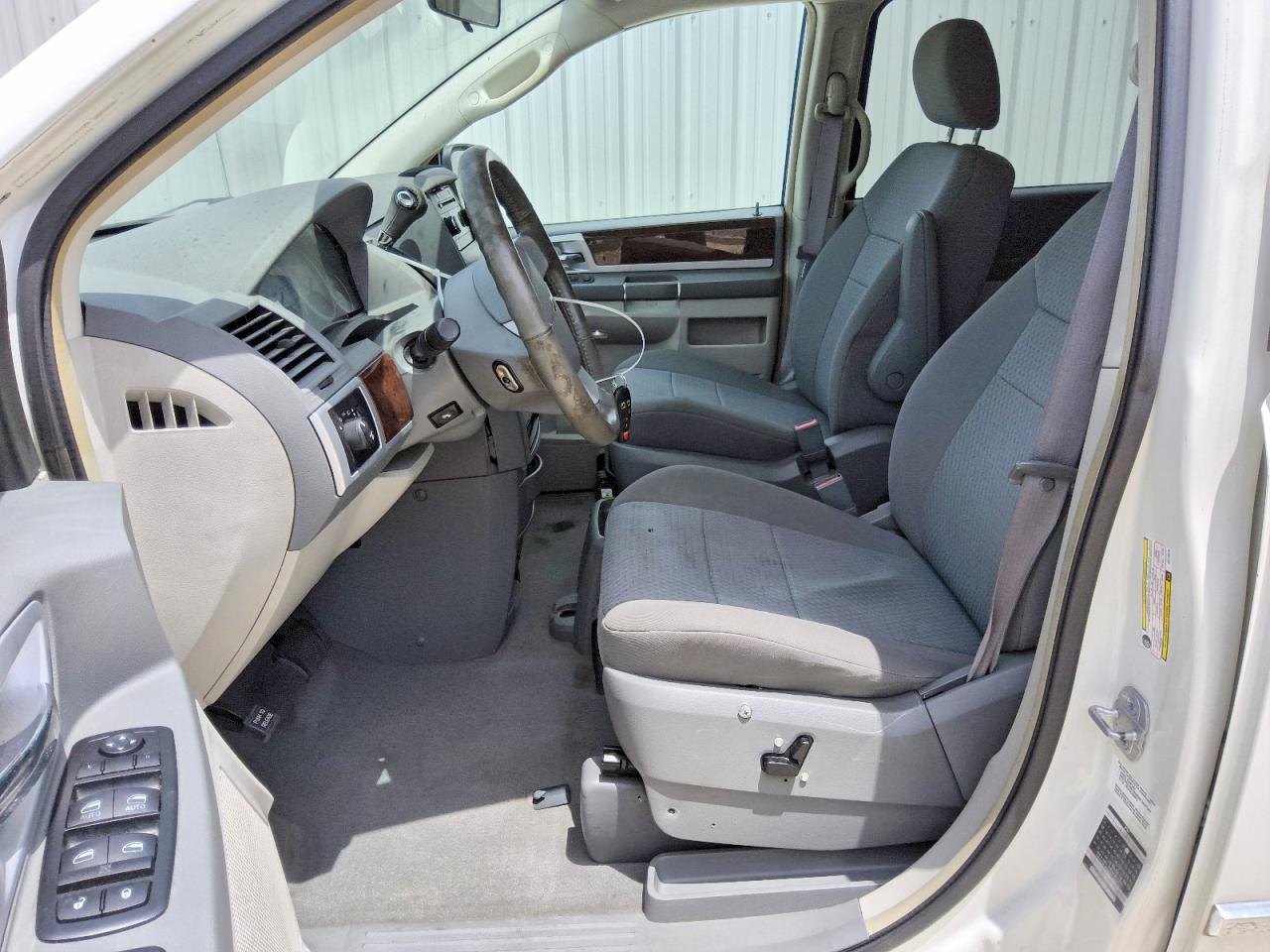 2010 Chrysler Town & Country Touring White vin: 2A4RR5D12AR176319