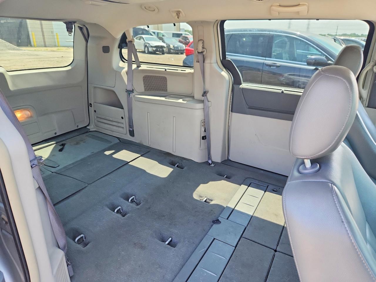 2010 Chrysler Town & Country Touring Silver vin: 2A4RR5D12AR188468