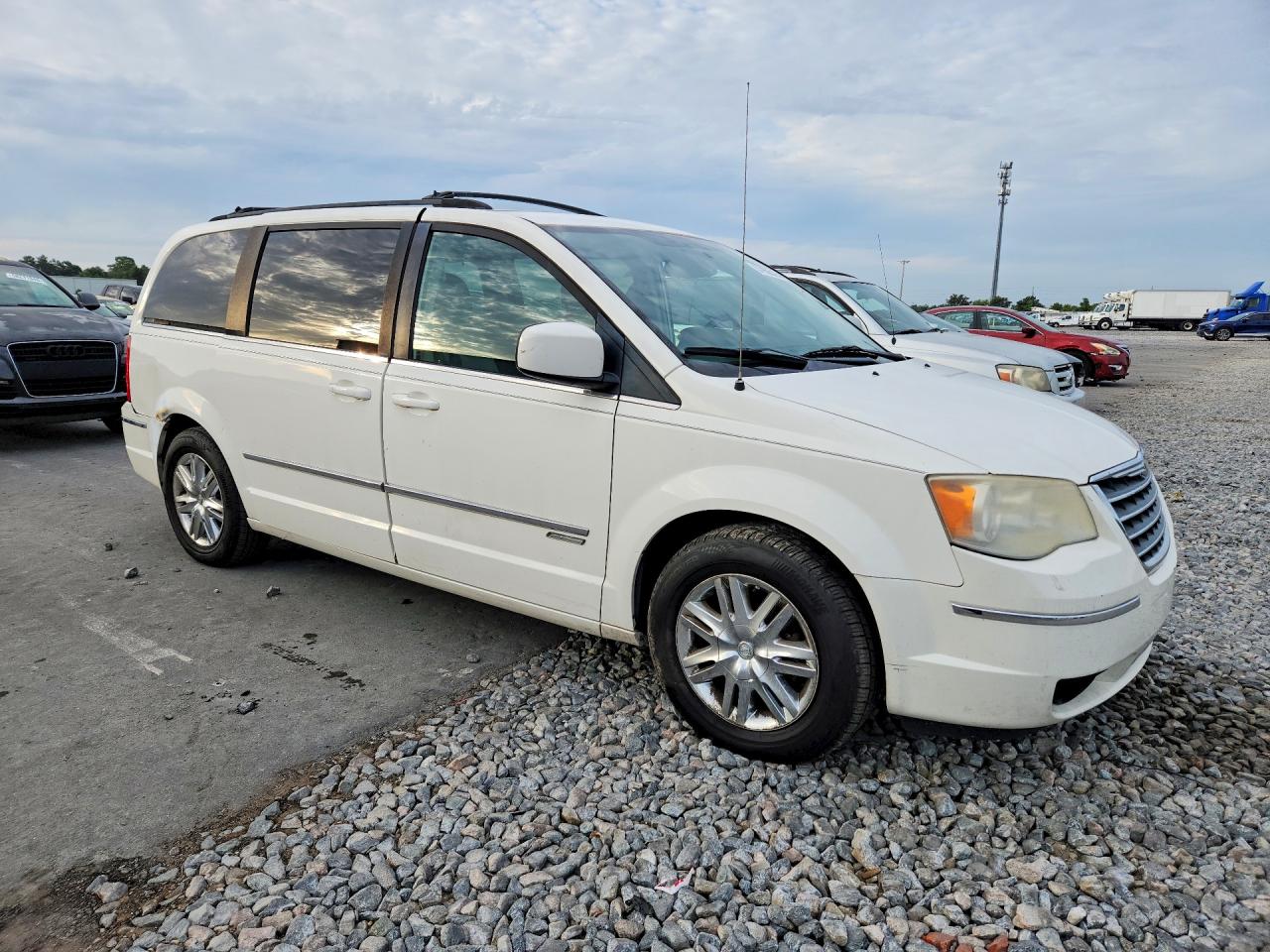2010 Chrysler Town & Country Touring White vin: 2A4RR5D12AR273794