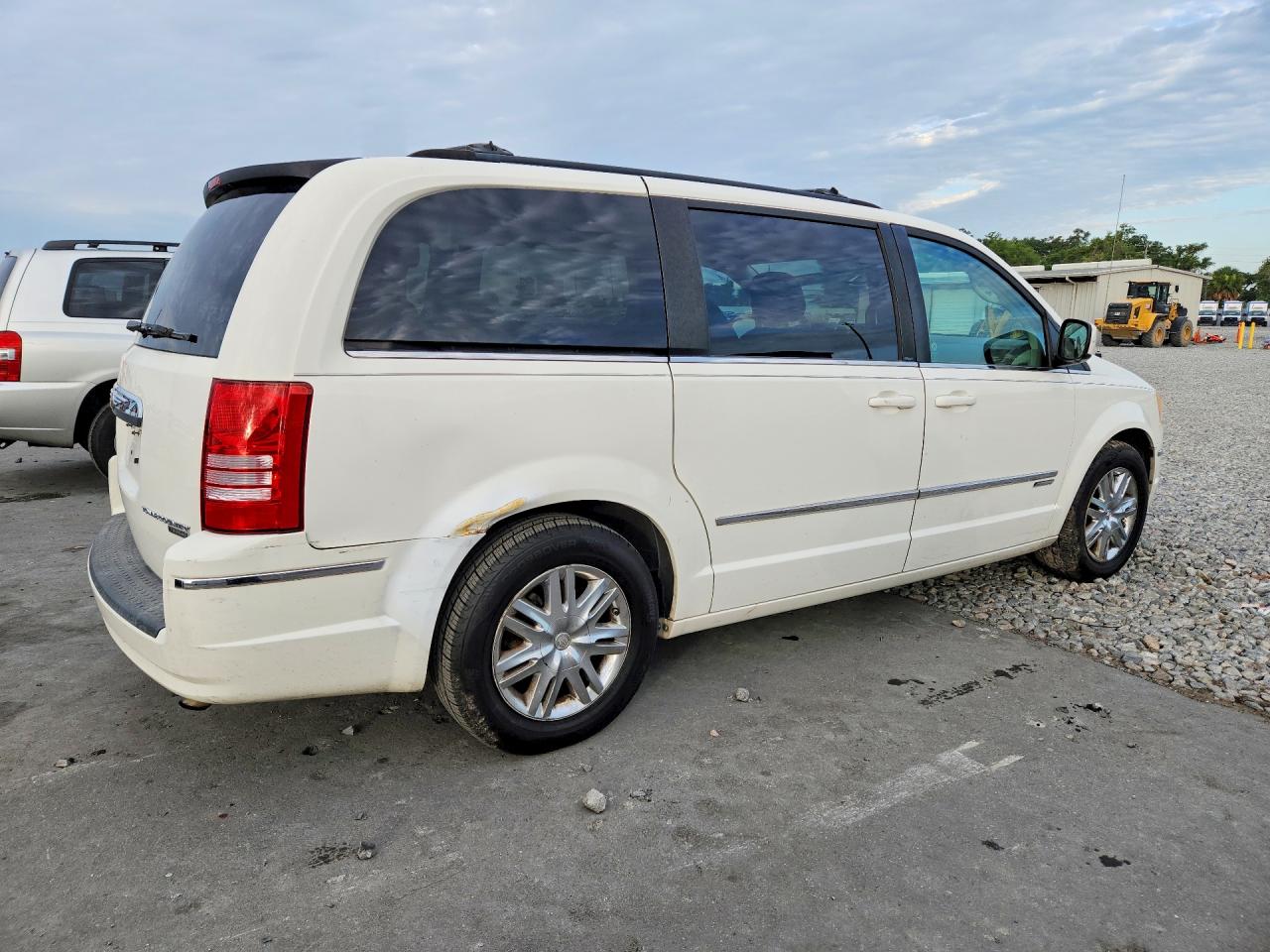 2010 Chrysler Town & Country Touring White vin: 2A4RR5D12AR273794