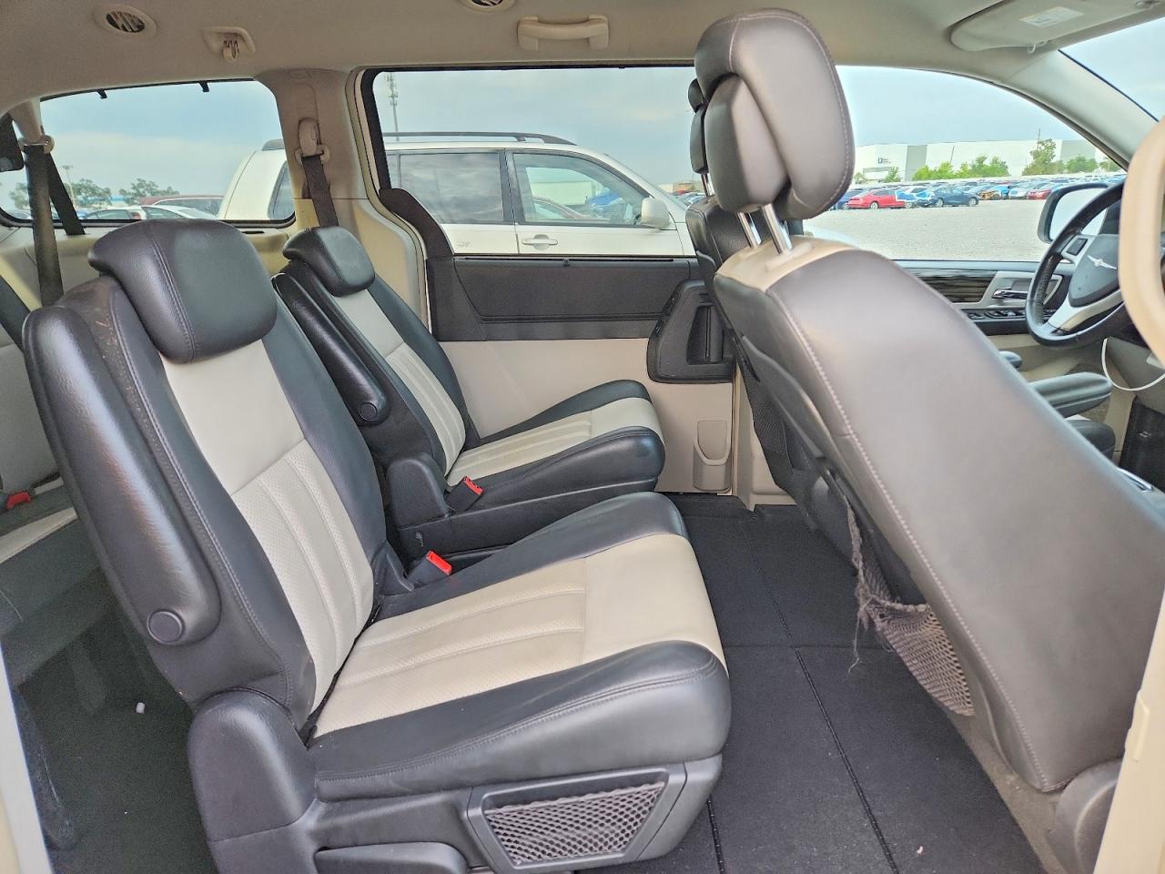 2010 Chrysler Town & Country Touring White vin: 2A4RR5D12AR273794