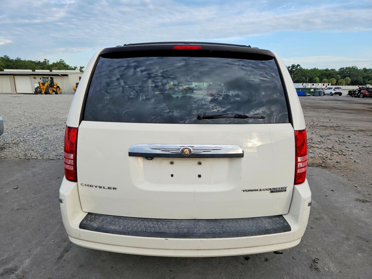 2010 Chrysler Town & Country Touring White vin: 2A4RR5D12AR273794