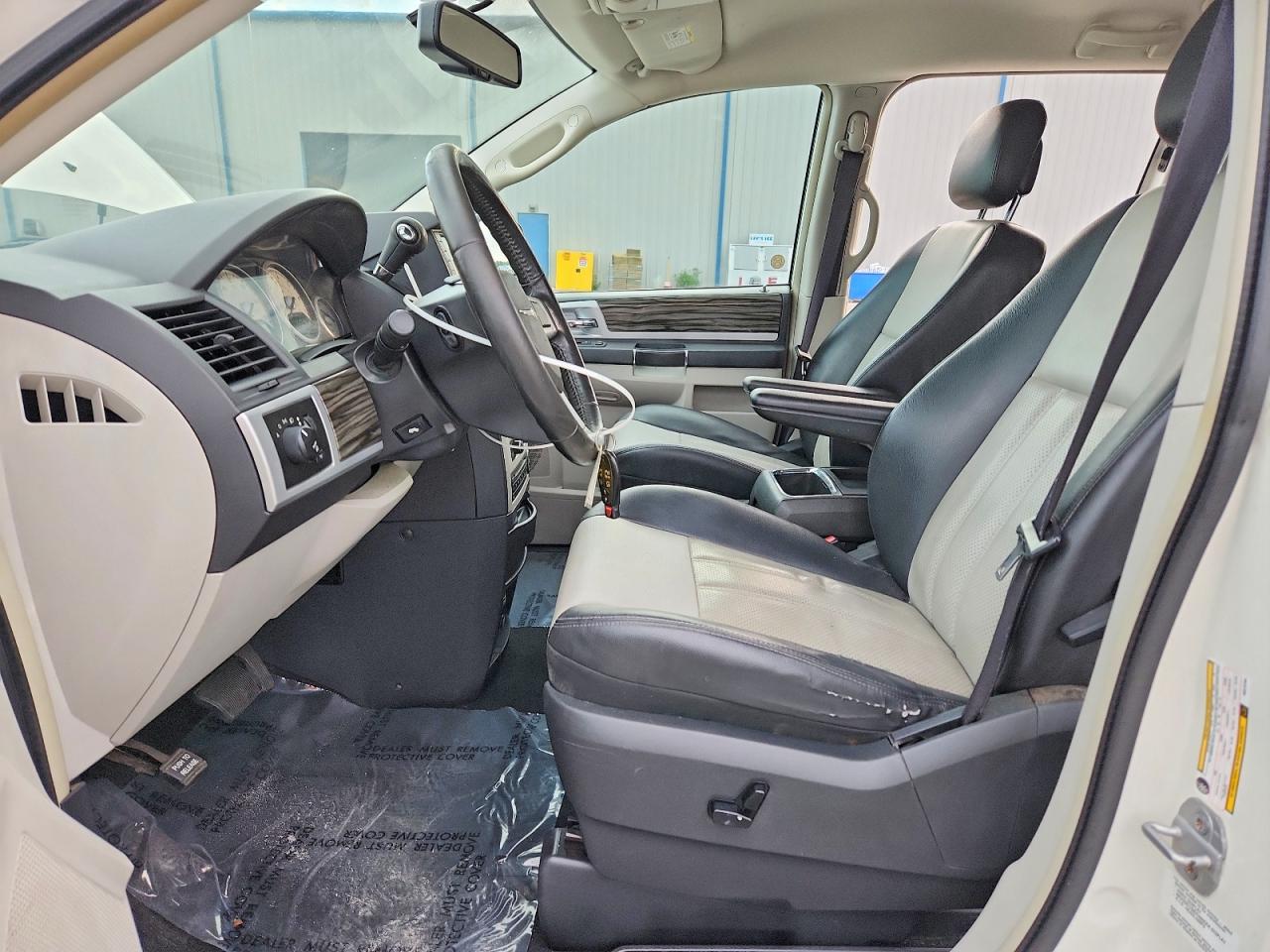 2010 Chrysler Town & Country Touring White vin: 2A4RR5D12AR273794