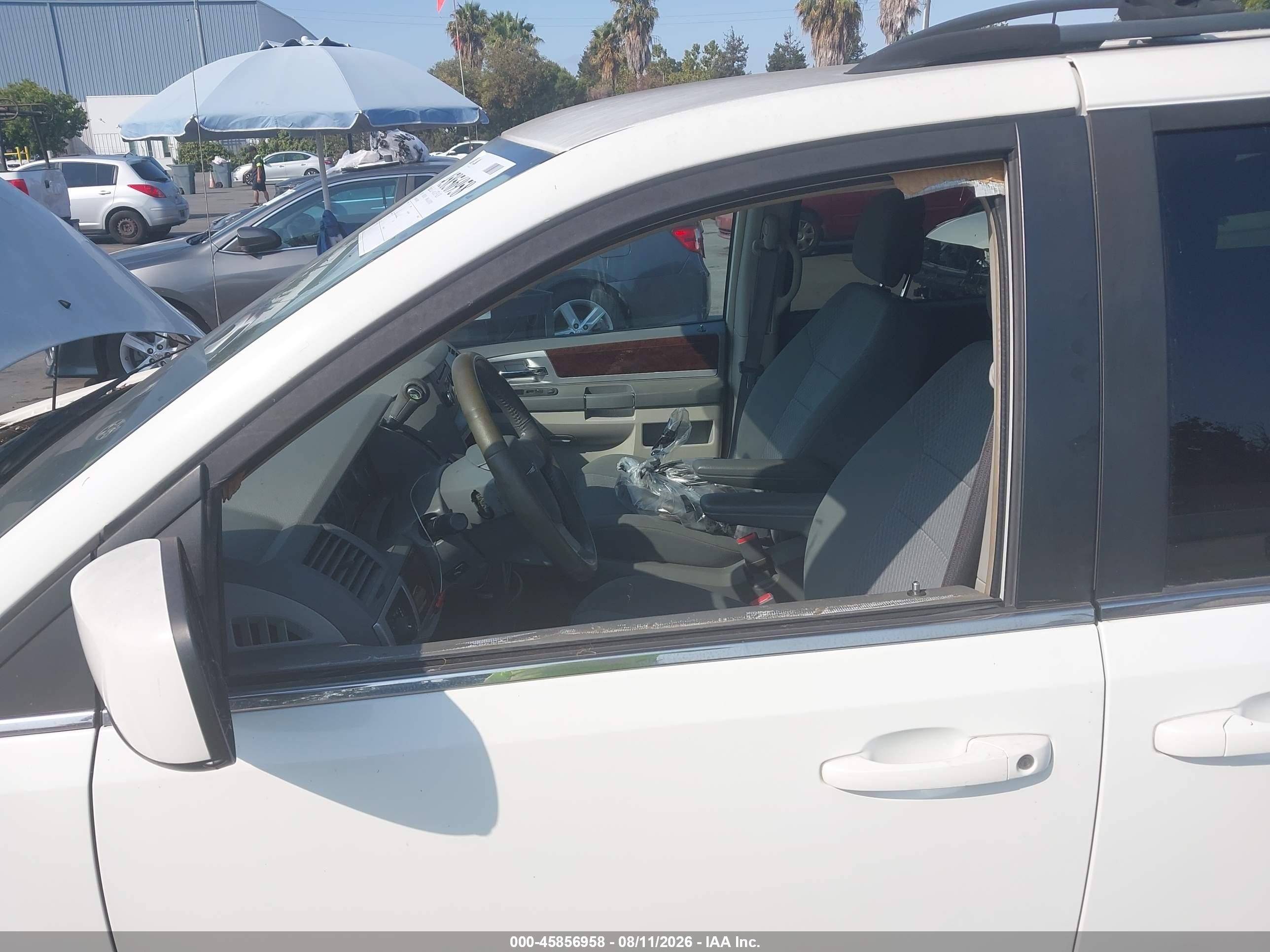 2010 Chrysler Town & Country Touring White vin: 2A4RR5D12AR309872