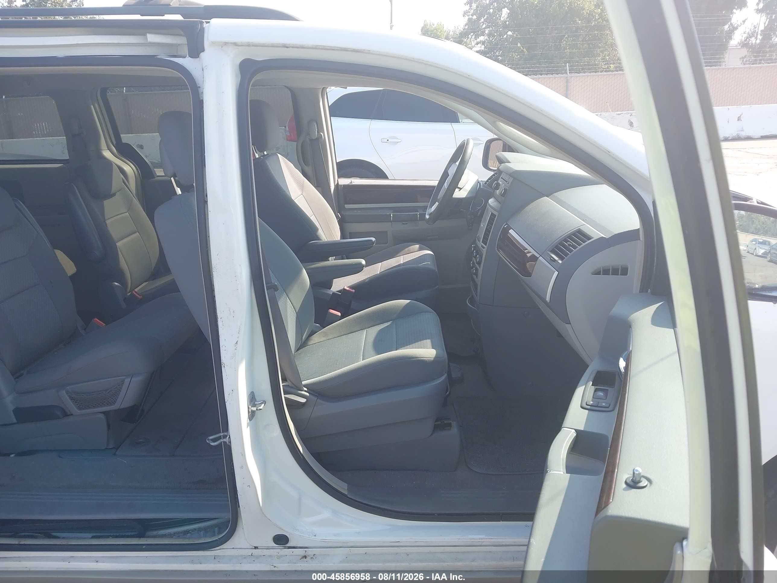 2010 Chrysler Town & Country Touring White vin: 2A4RR5D12AR309872