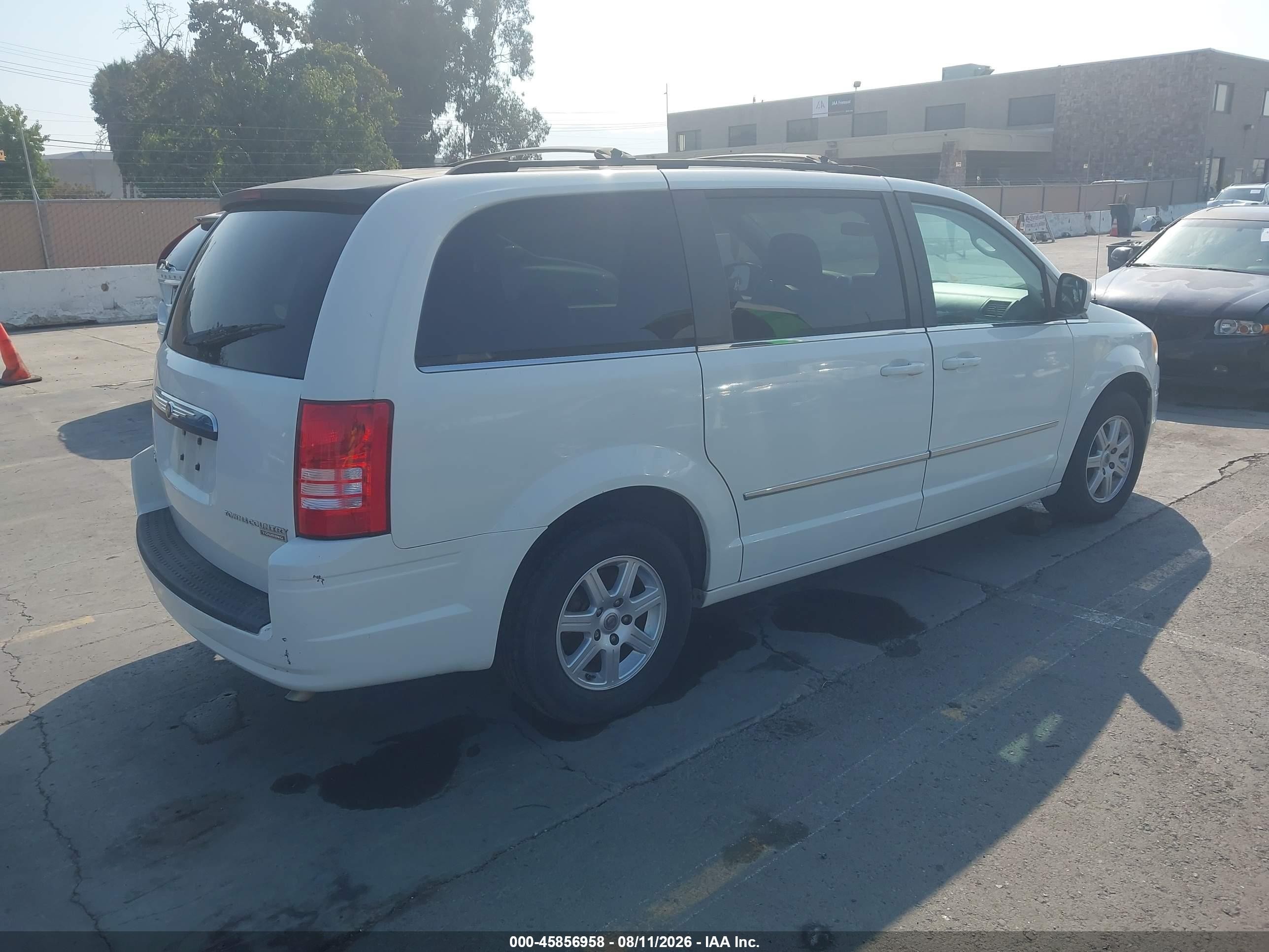 2010 Chrysler Town & Country Touring White vin: 2A4RR5D12AR309872