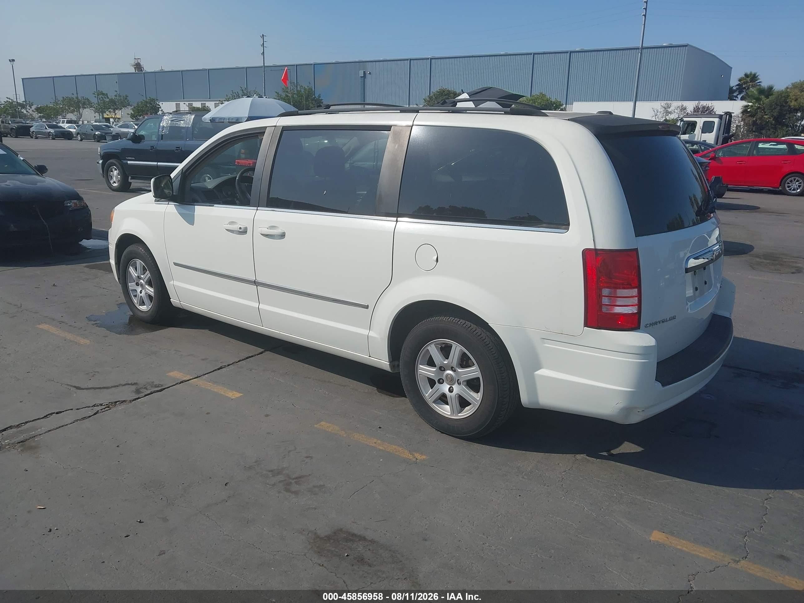 2010 Chrysler Town & Country Touring White vin: 2A4RR5D12AR309872