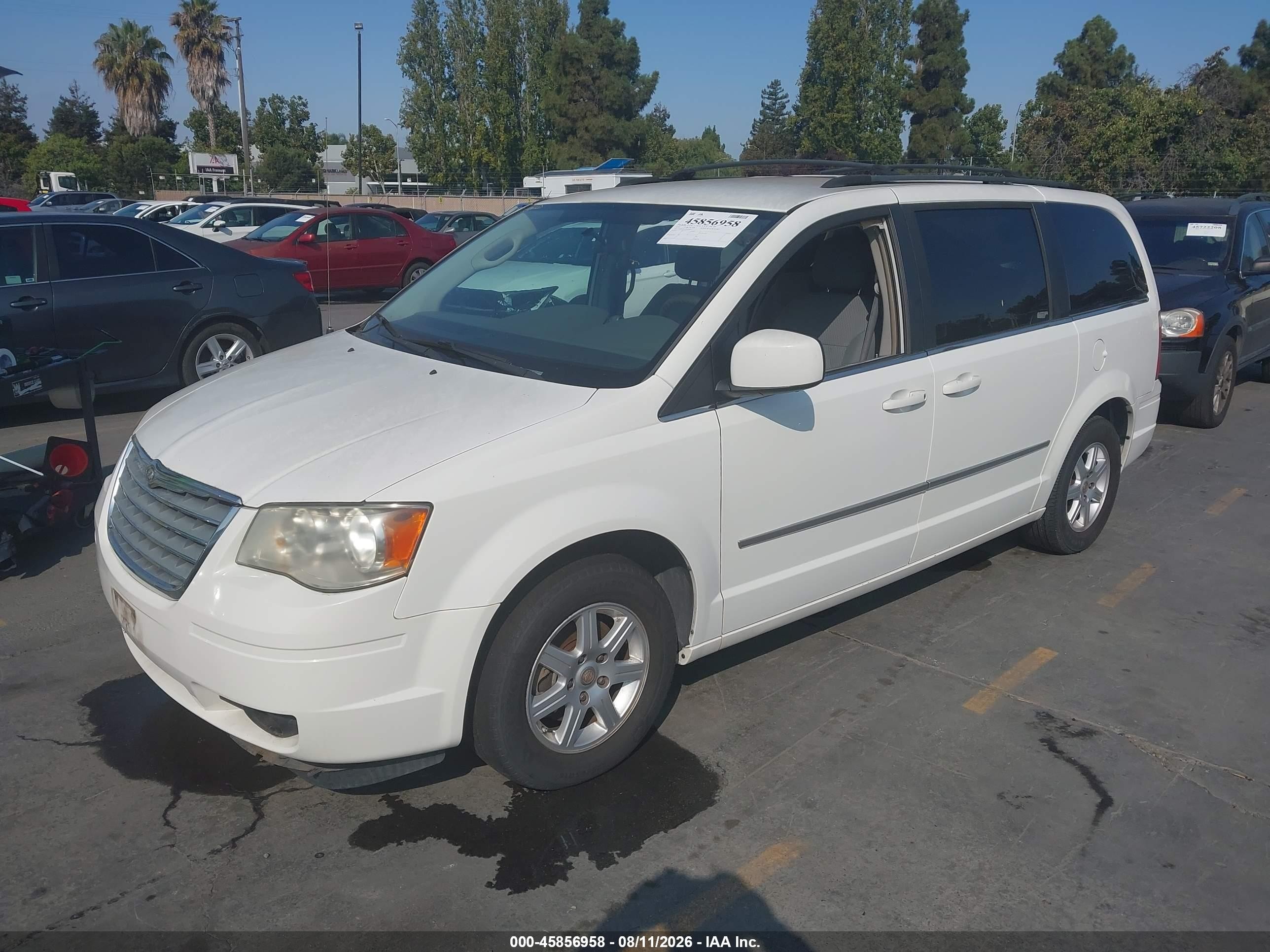 2010 Chrysler Town & Country Touring White vin: 2A4RR5D12AR309872