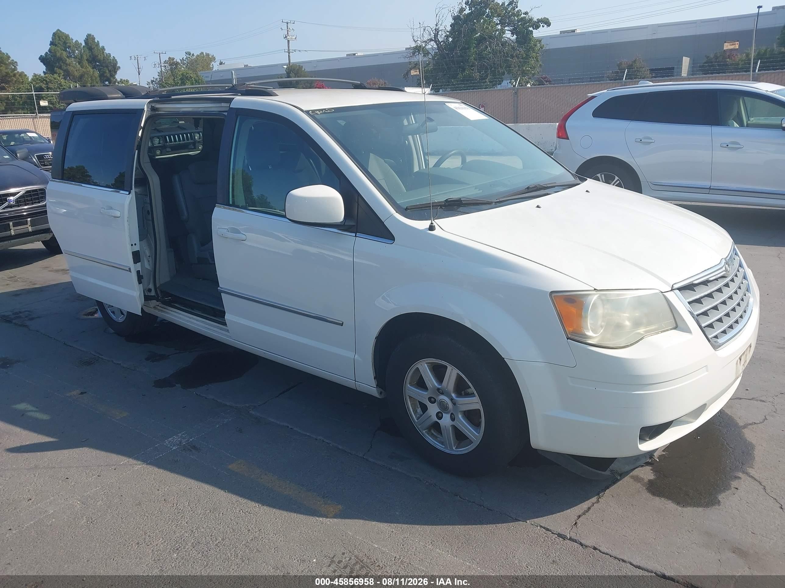 2010 Chrysler Town & Country Touring White vin: 2A4RR5D12AR309872