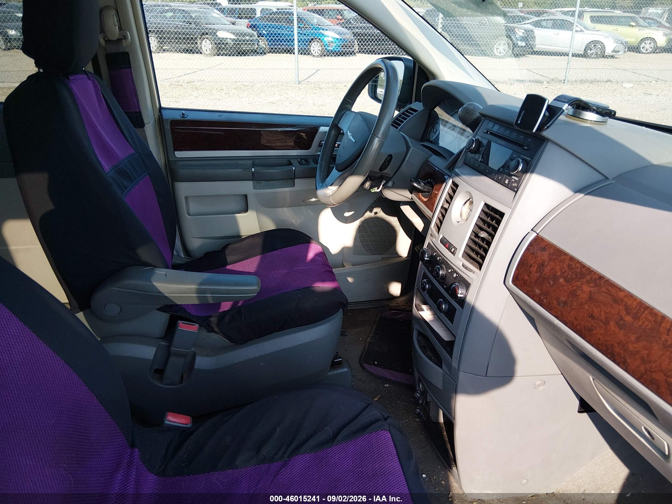 2010 Chrysler Town & Country Touring Silver vin: 2A4RR5D12AR348106