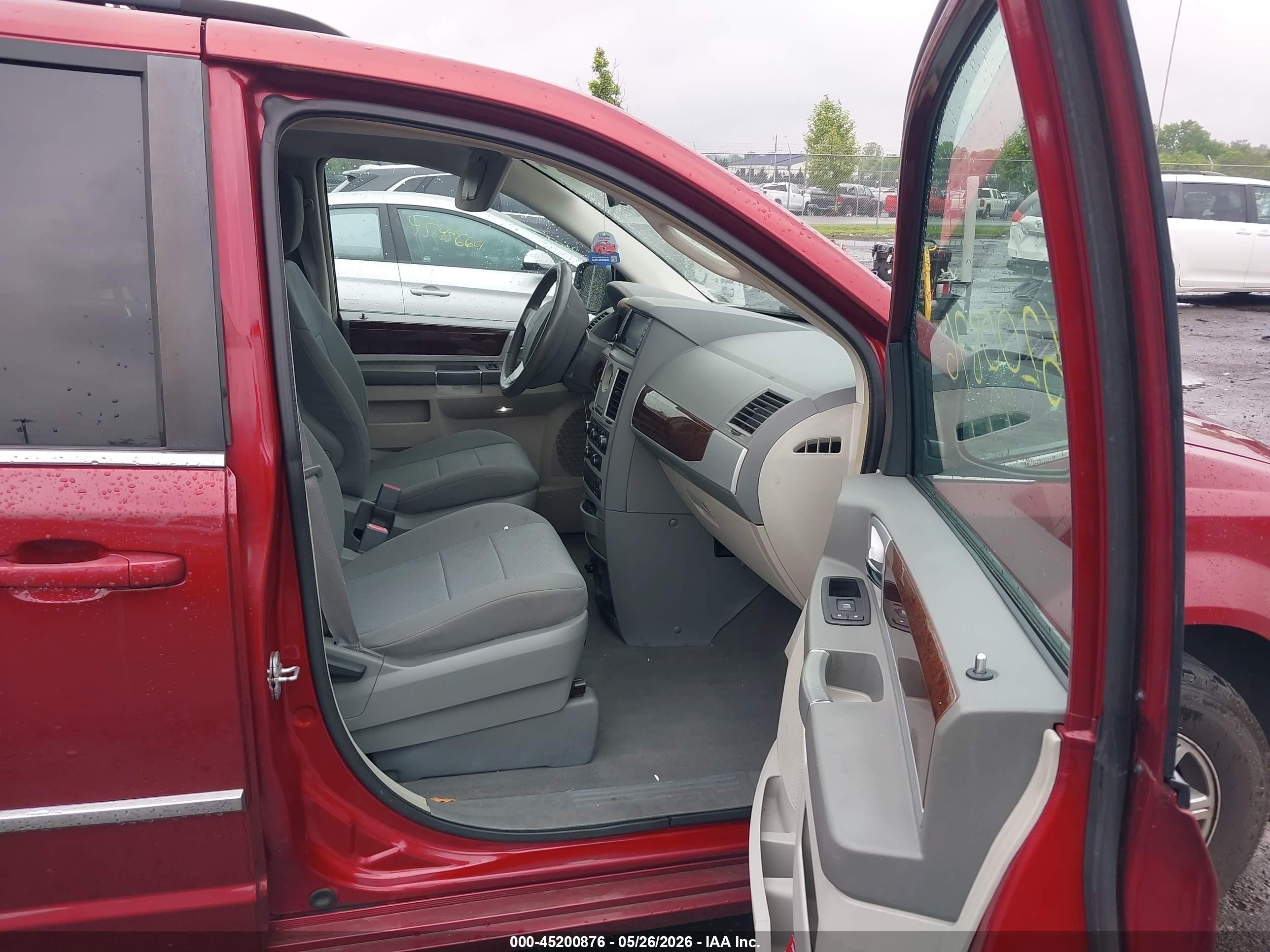 2010 Chrysler Town & Country Touring Красный vin: 2A4RR5D12AR358599