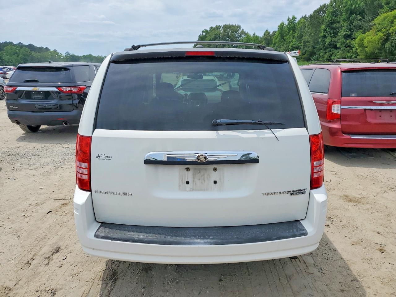 2010 Chrysler Town & Country Touring White vin: 2A4RR5D12AR366329