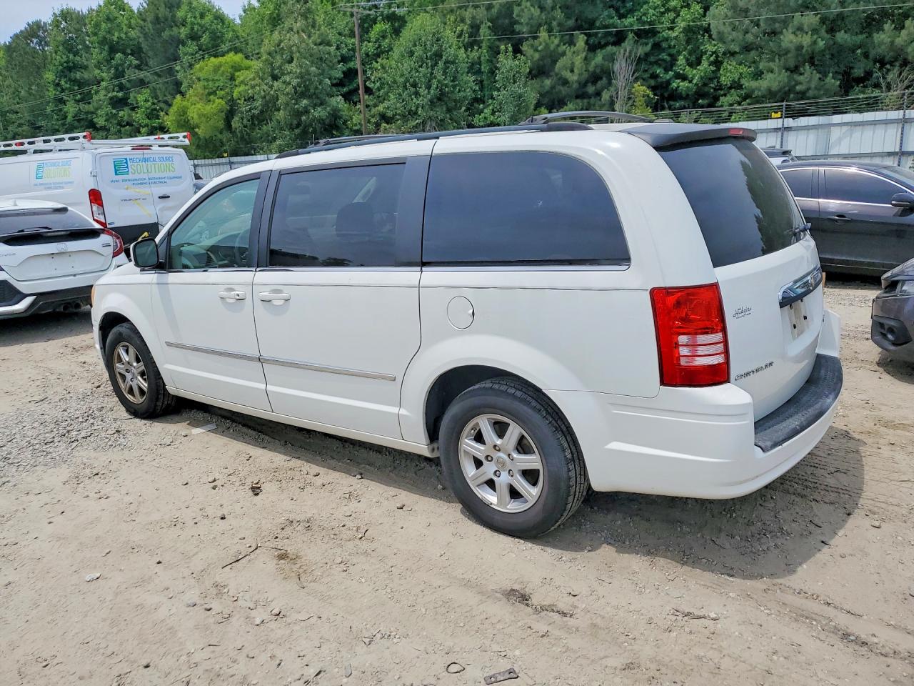 2010 Chrysler Town & Country Touring White vin: 2A4RR5D12AR366329
