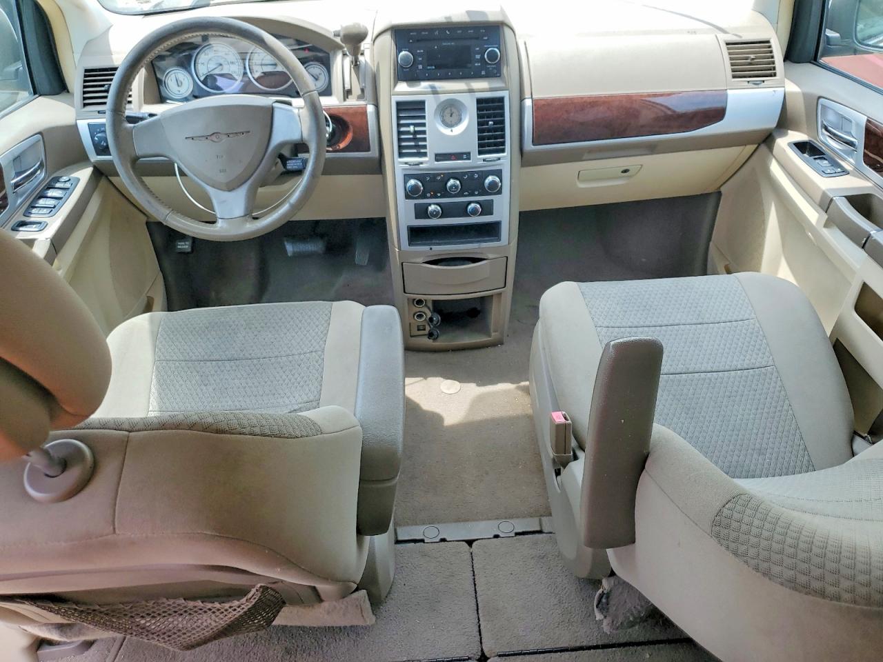 2010 Chrysler Town & Country Touring White vin: 2A4RR5D12AR366329