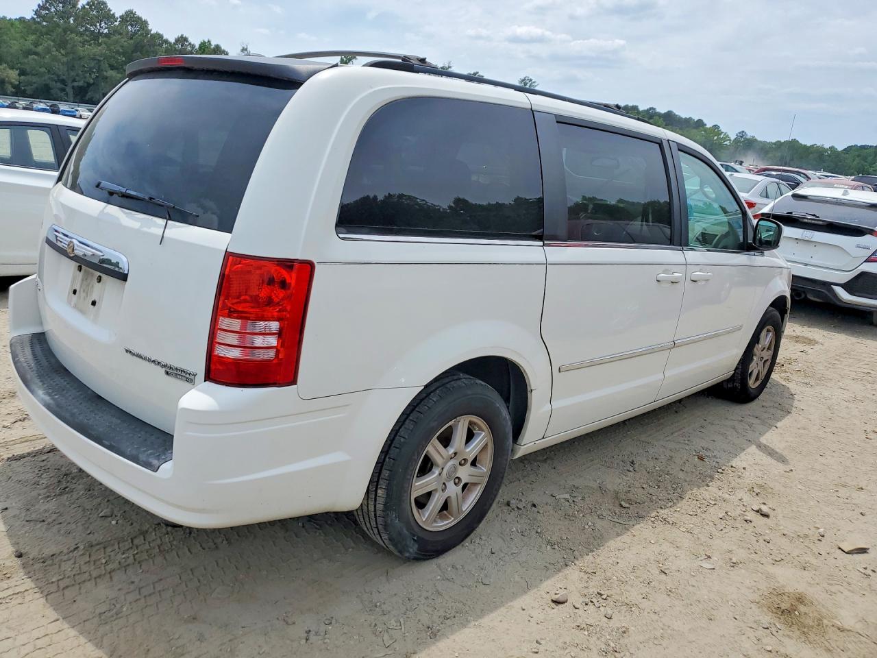 2010 Chrysler Town & Country Touring White vin: 2A4RR5D12AR366329