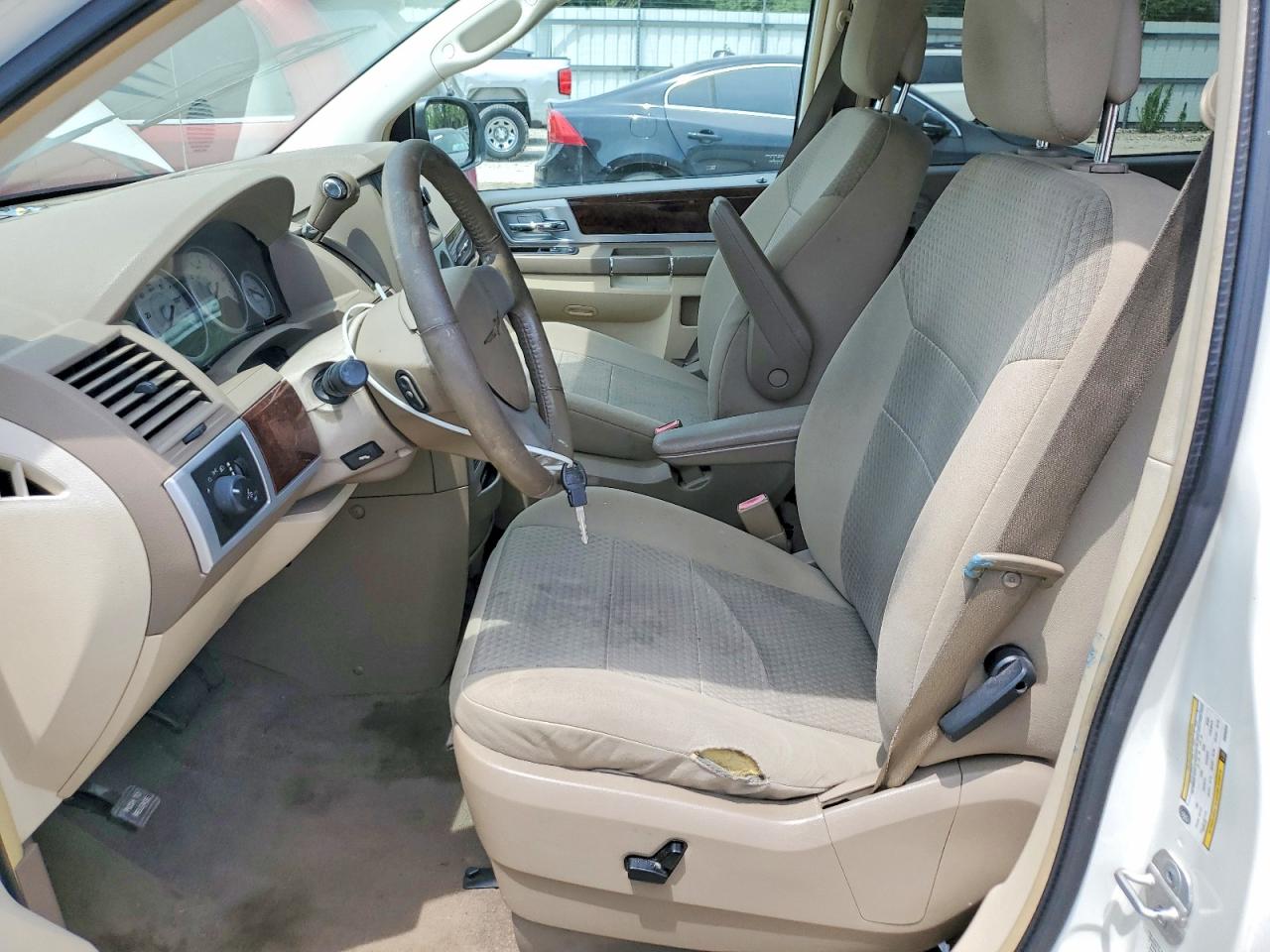 2010 Chrysler Town & Country Touring White vin: 2A4RR5D12AR366329