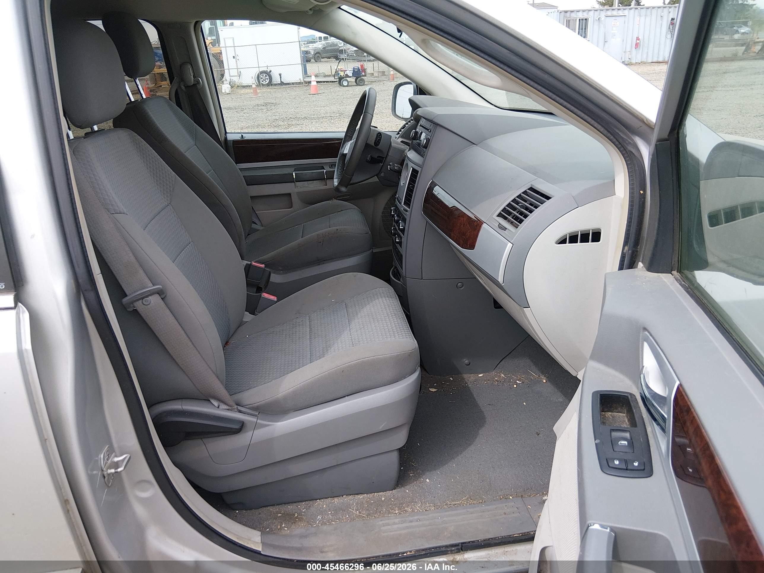 2010 Chrysler Town & Country Touring Silver vin: 2A4RR5D12AR404383