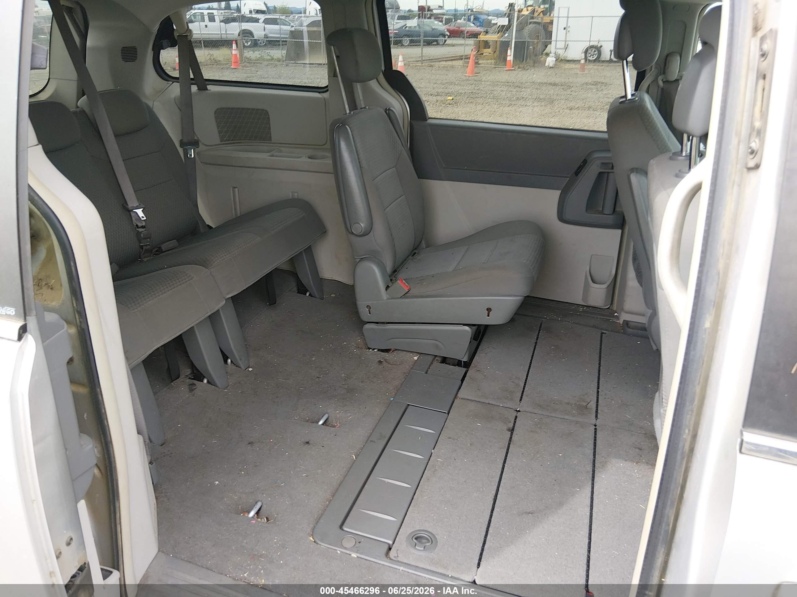 2010 Chrysler Town & Country Touring Silver vin: 2A4RR5D12AR404383