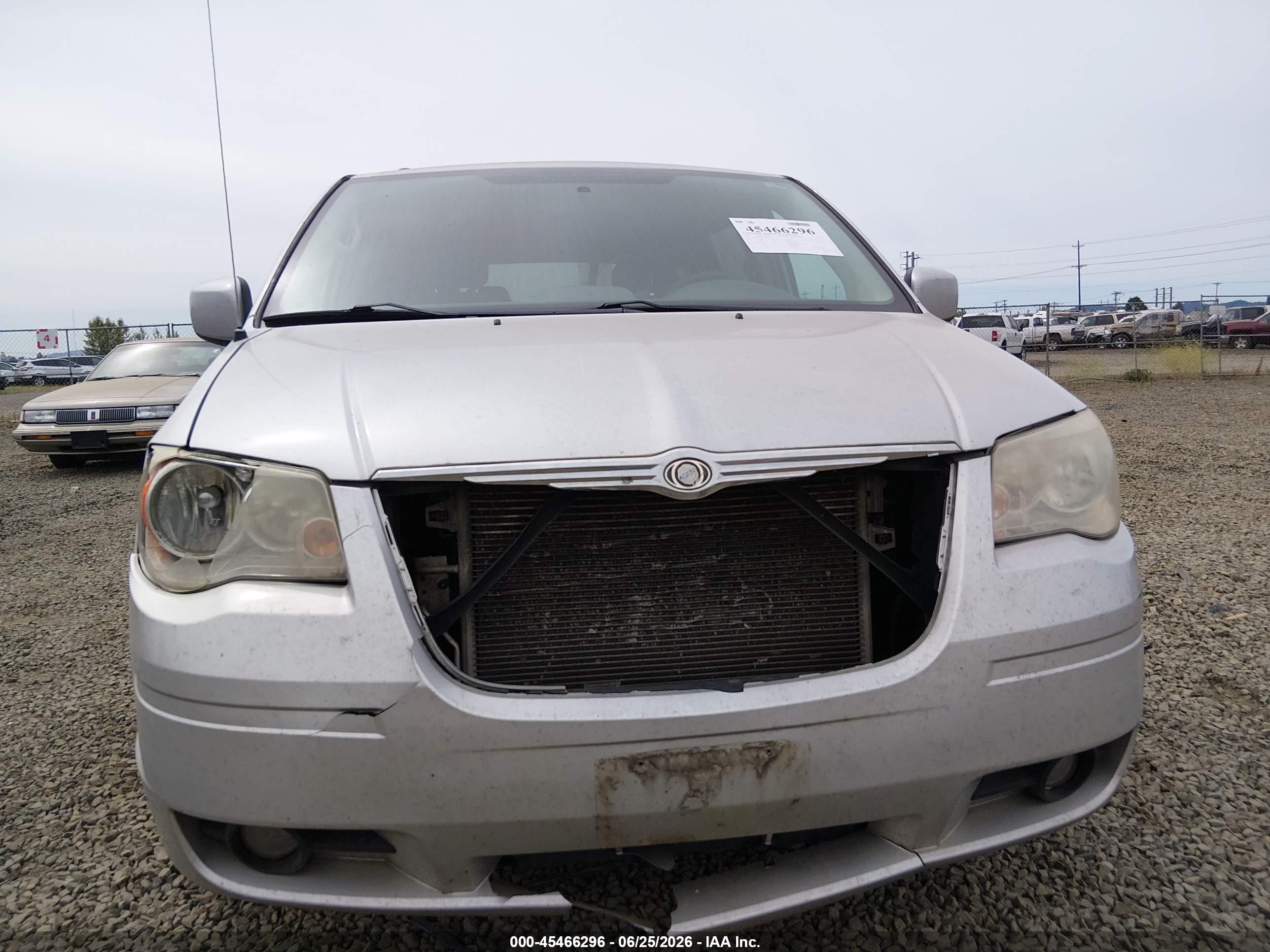 2010 Chrysler Town & Country Touring Silver vin: 2A4RR5D12AR404383
