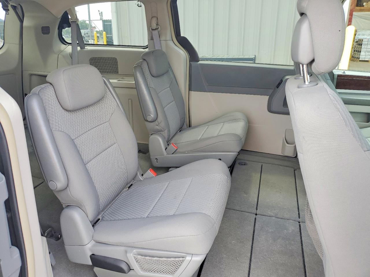 2010 Chrysler Town And Country Gray vin: 2A4RR5D12AR415951