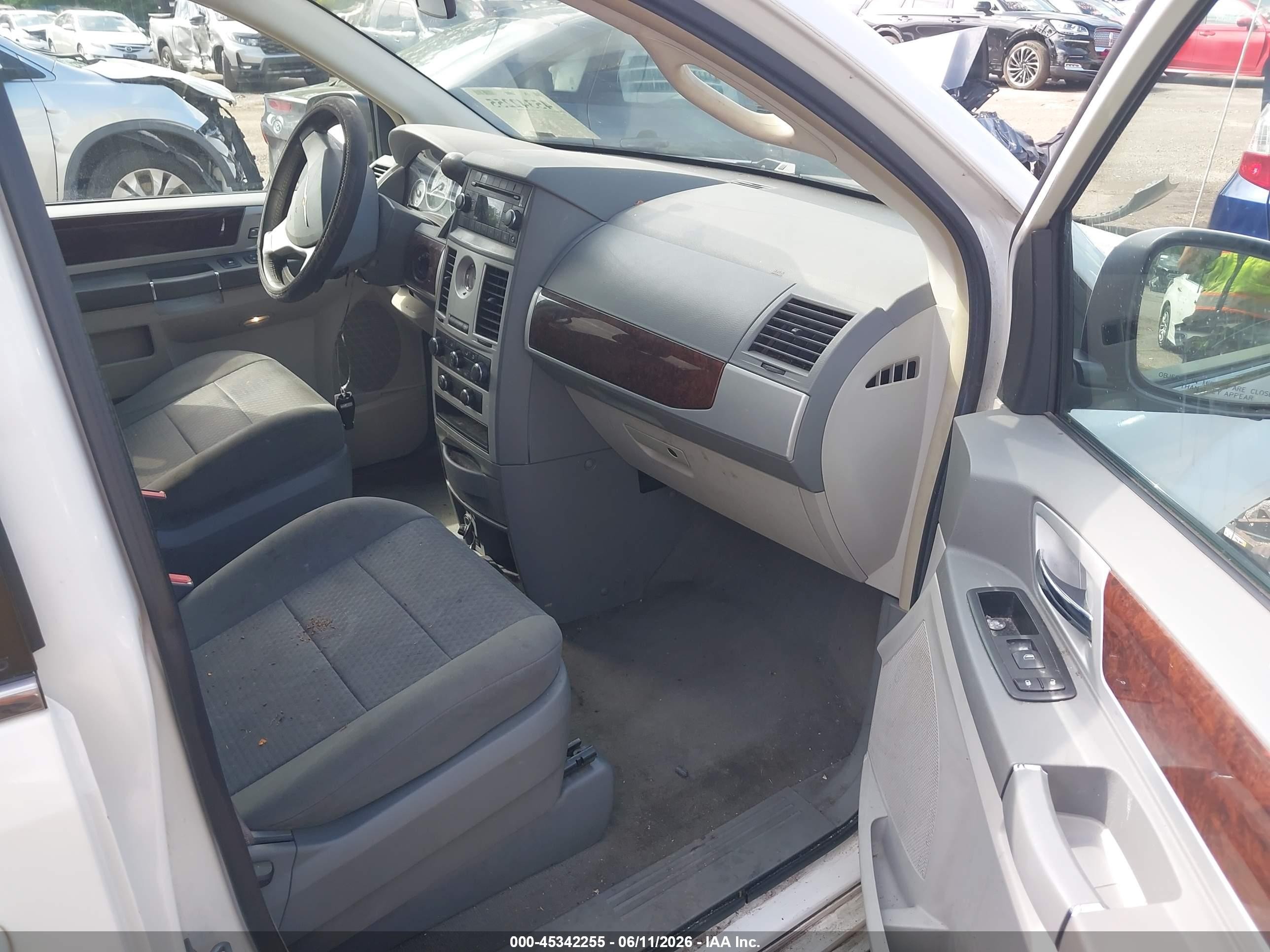 2010 Chrysler Town & Country Touring Белый vin: 2A4RR5D12AR432071