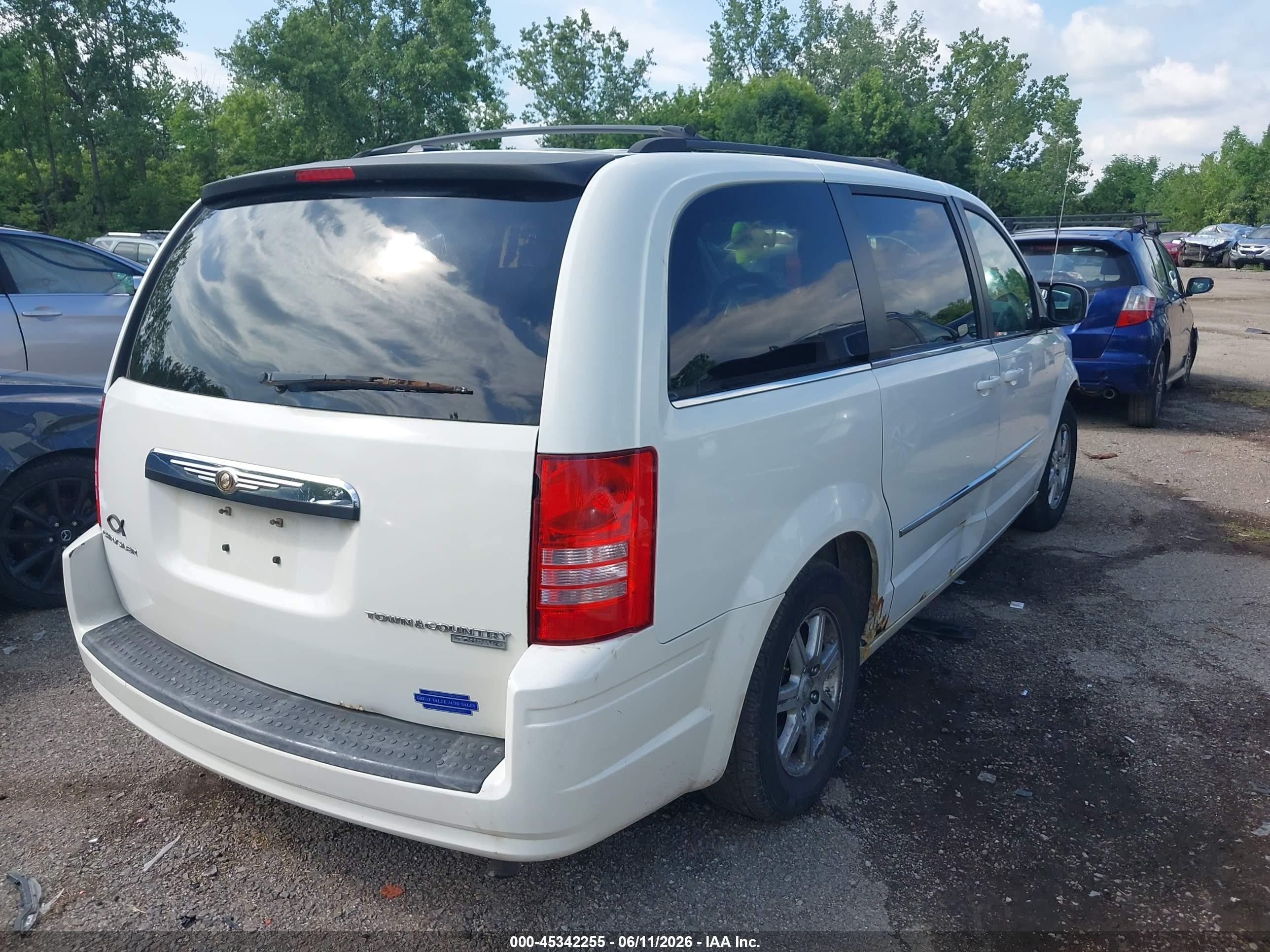 2010 Chrysler Town & Country Touring Белый vin: 2A4RR5D12AR432071