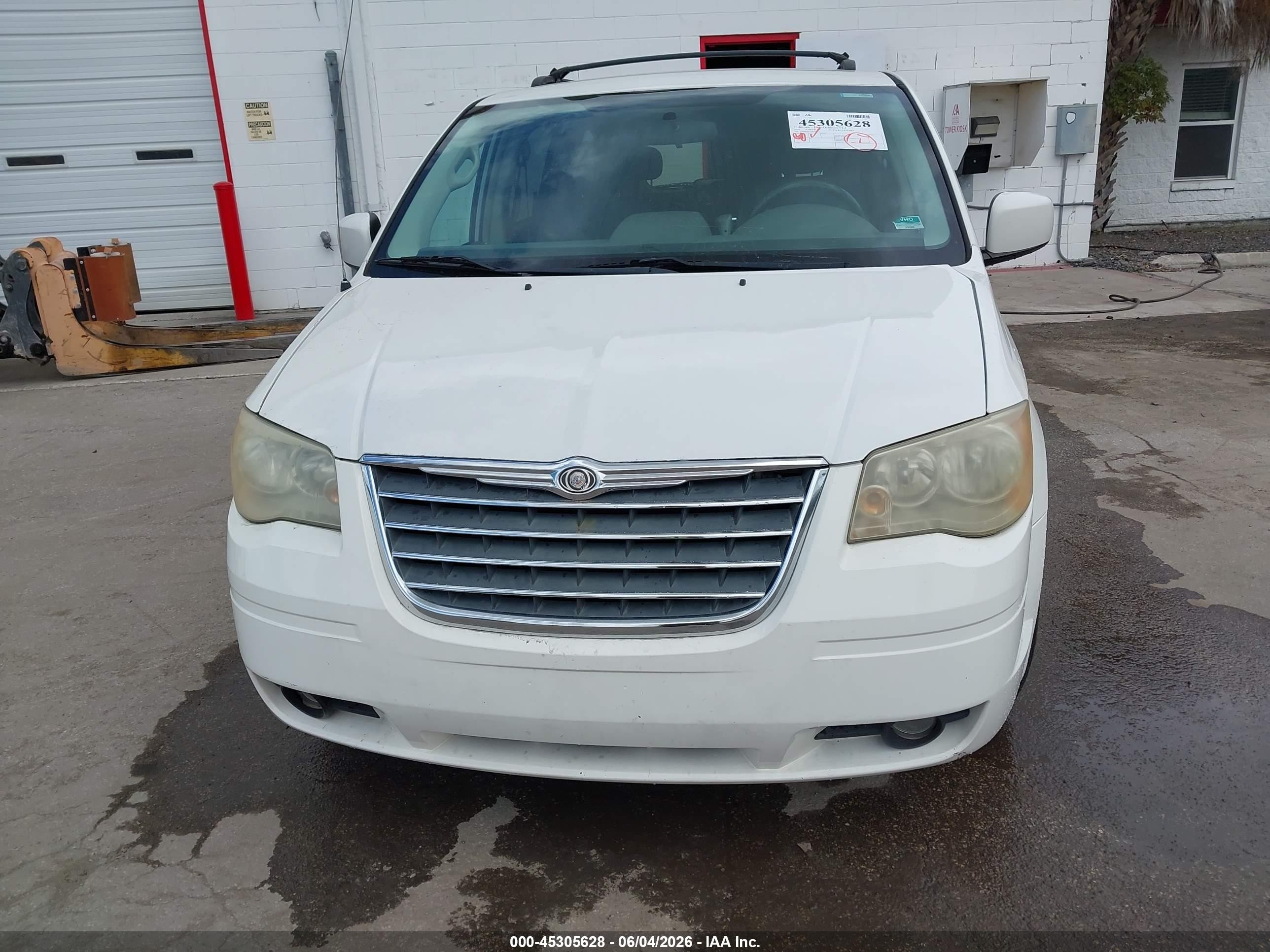 2010 Chrysler Town & Country Touring White vin: 2A4RR5D12AR492755