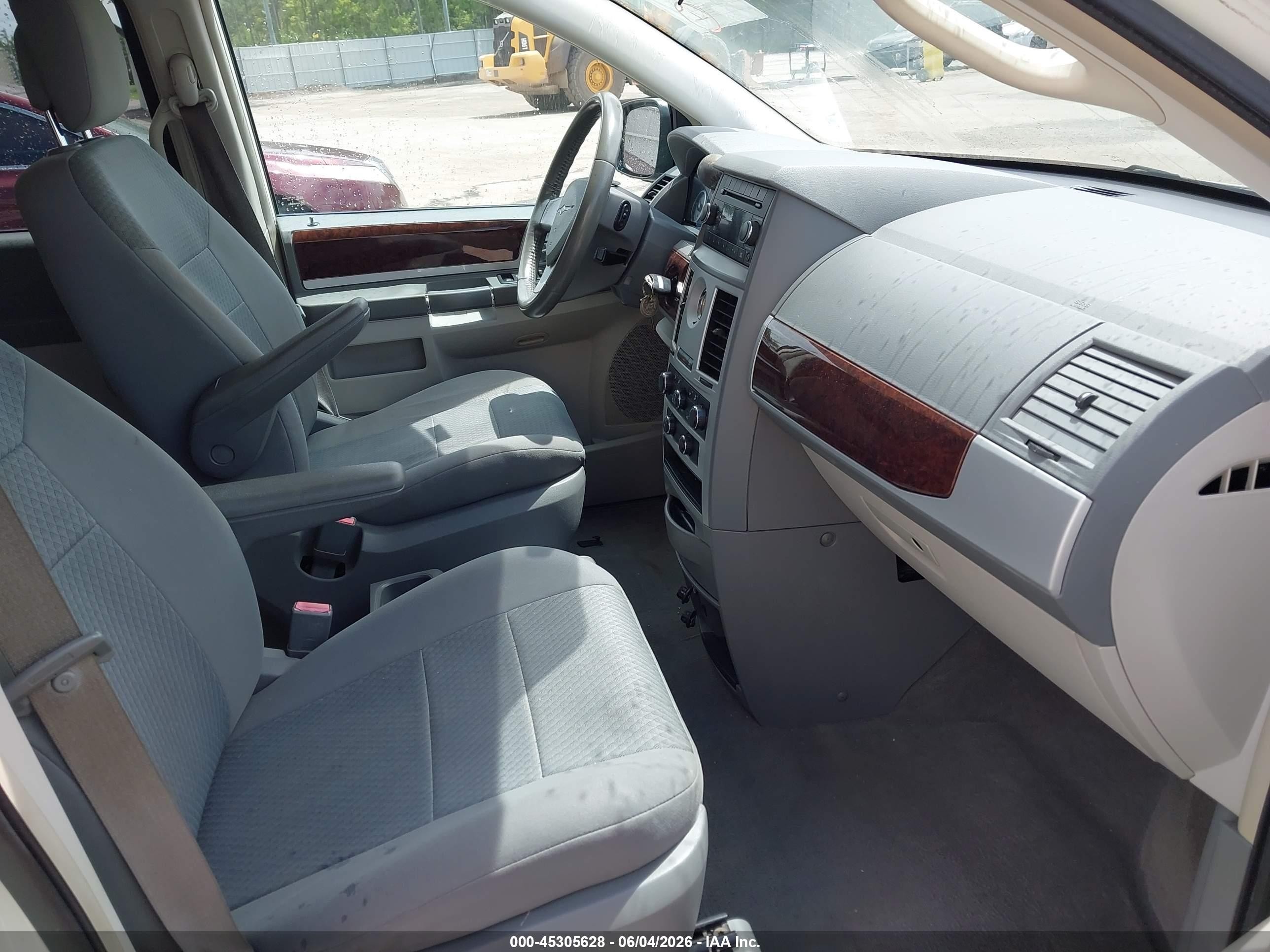 2010 Chrysler Town & Country Touring White vin: 2A4RR5D12AR492755