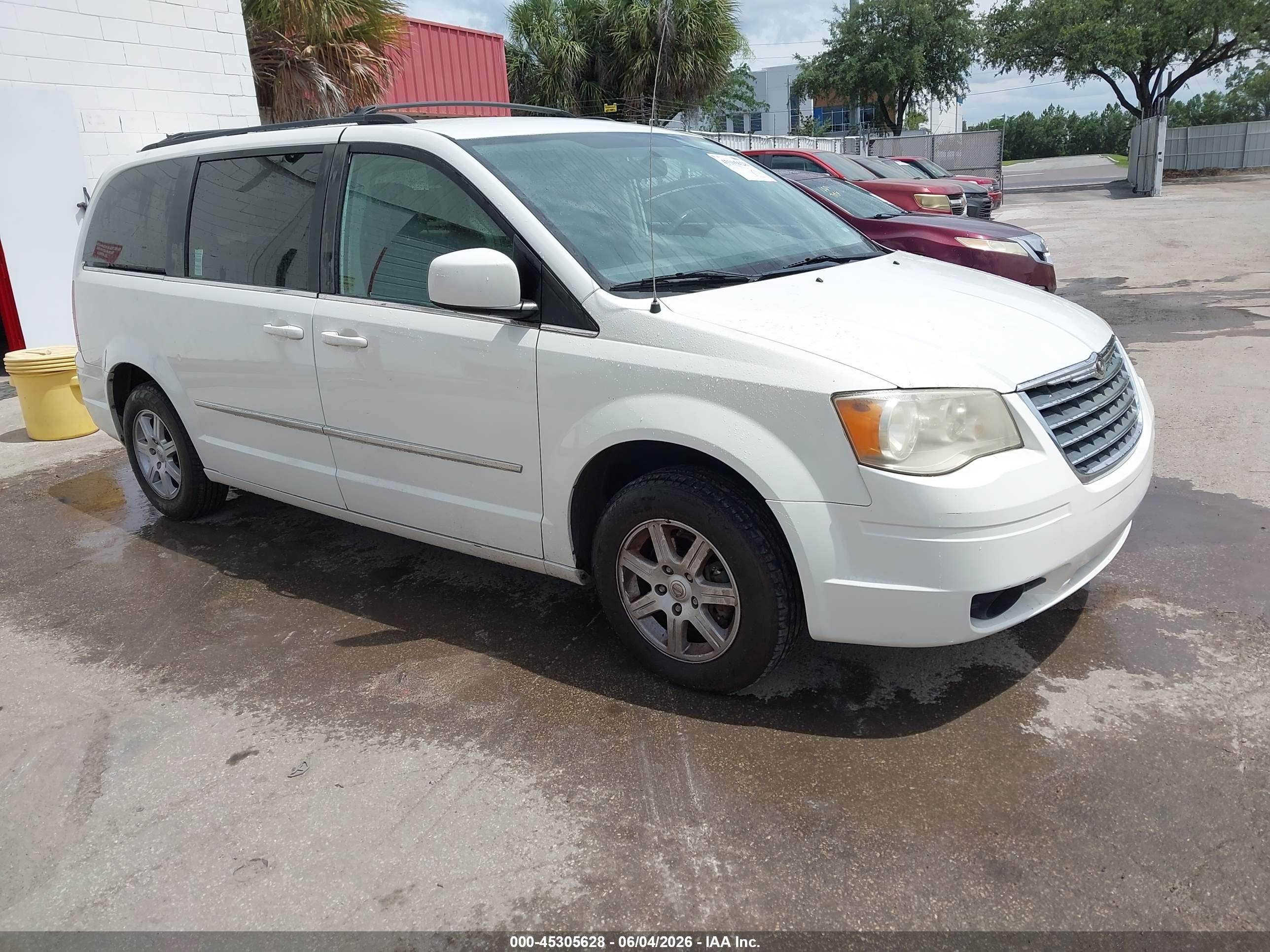 2010 Chrysler Town & Country Touring White vin: 2A4RR5D12AR492755