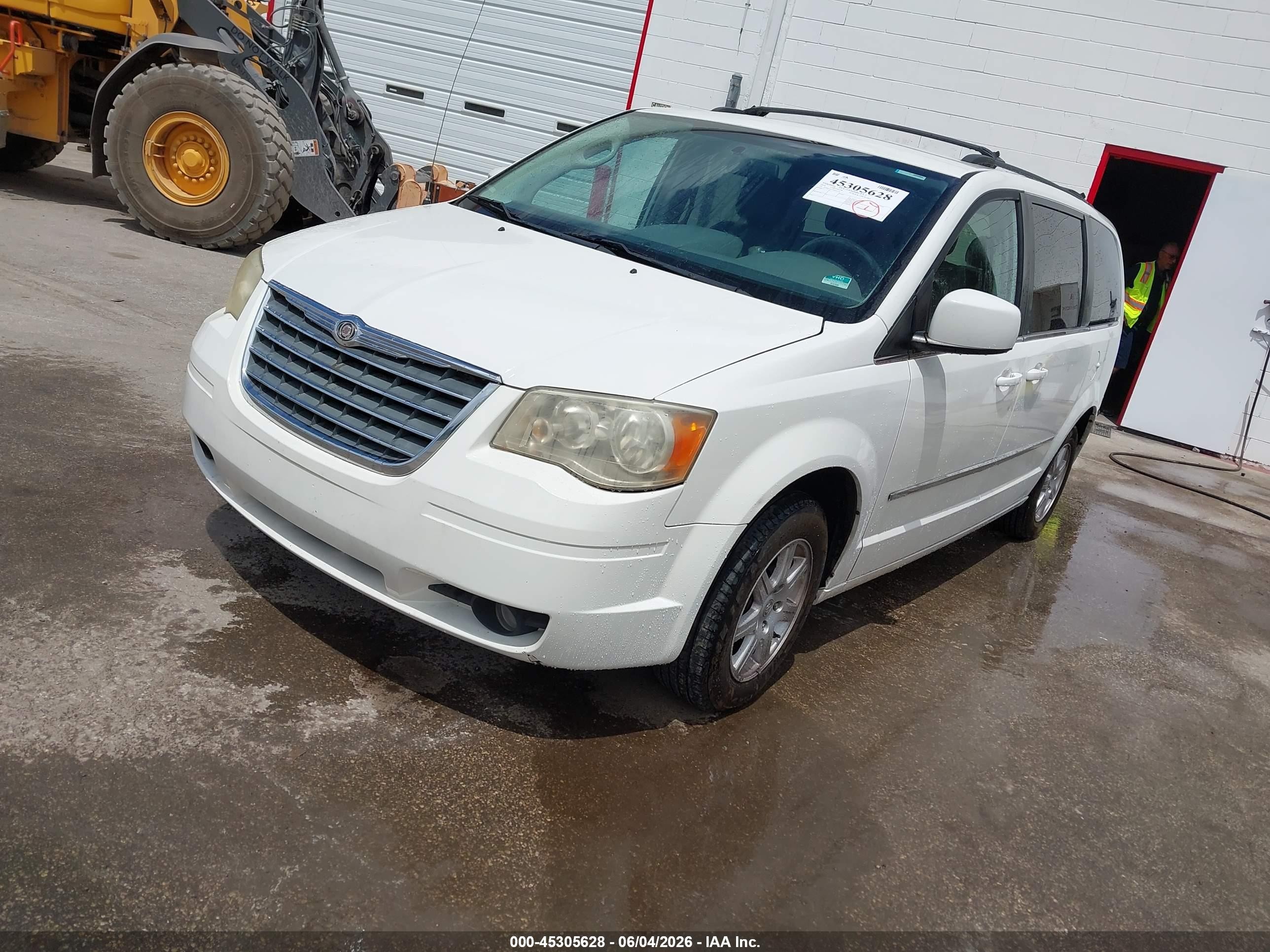 2010 Chrysler Town & Country Touring White vin: 2A4RR5D12AR492755