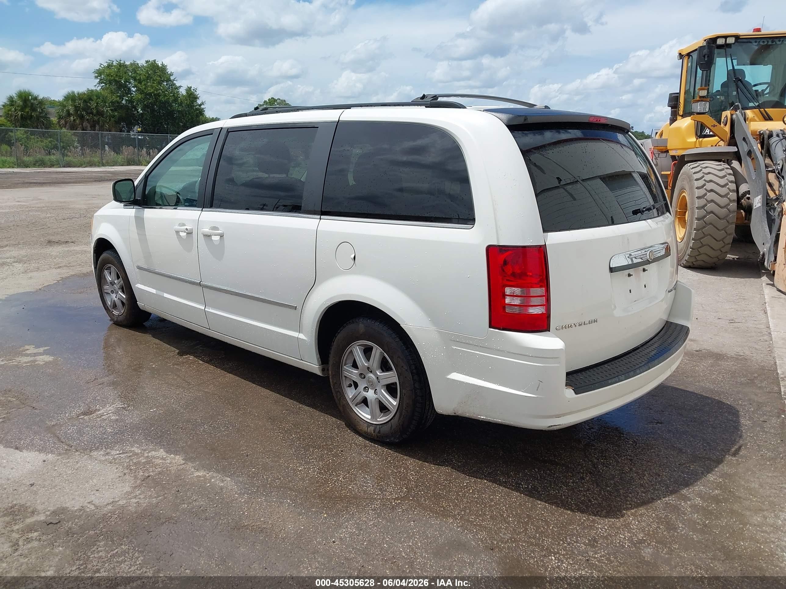2010 Chrysler Town & Country Touring White vin: 2A4RR5D12AR492755