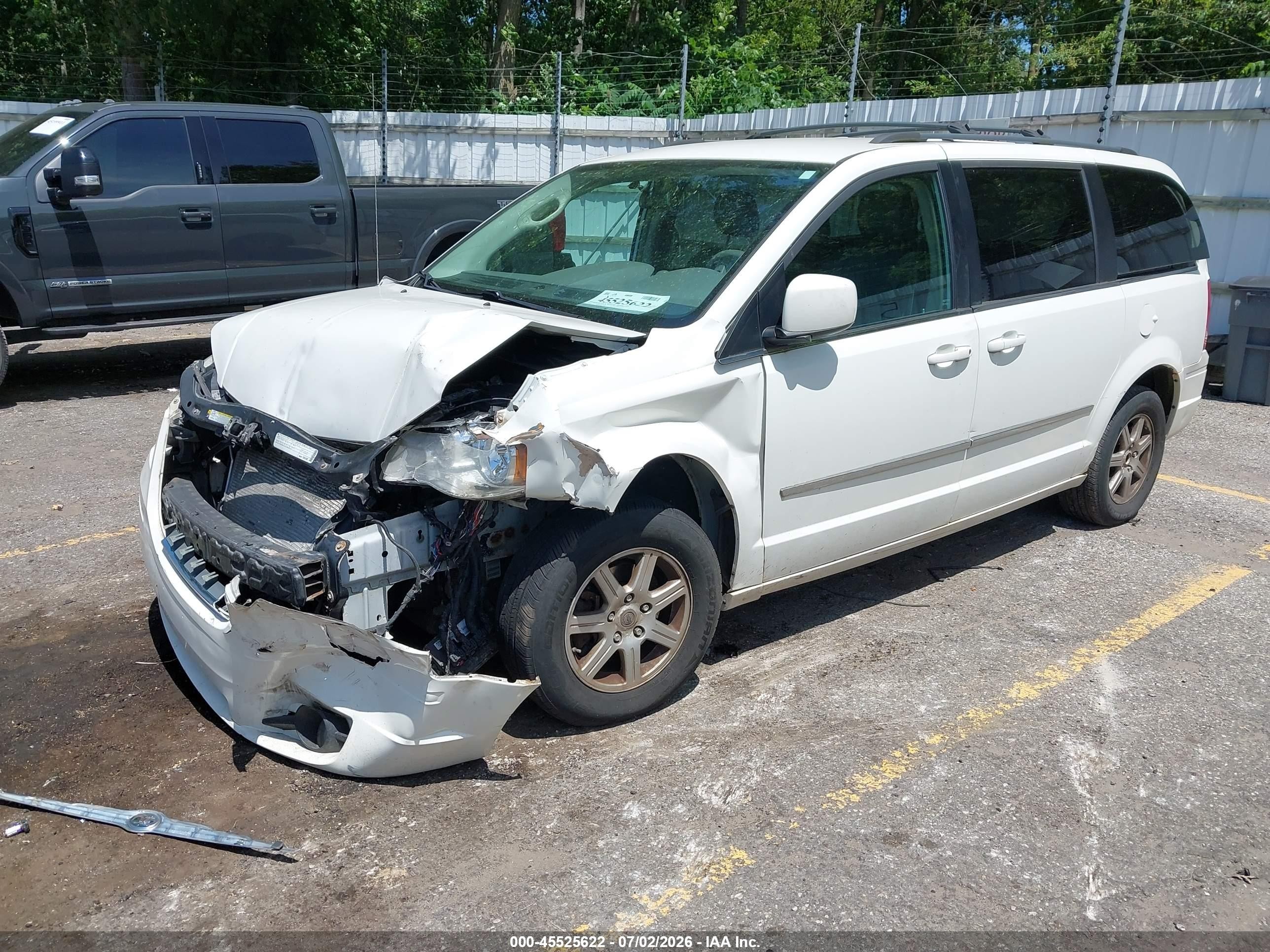 2010 Chrysler Town & Country Touring Белый vin: 2A4RR5D13AR133933