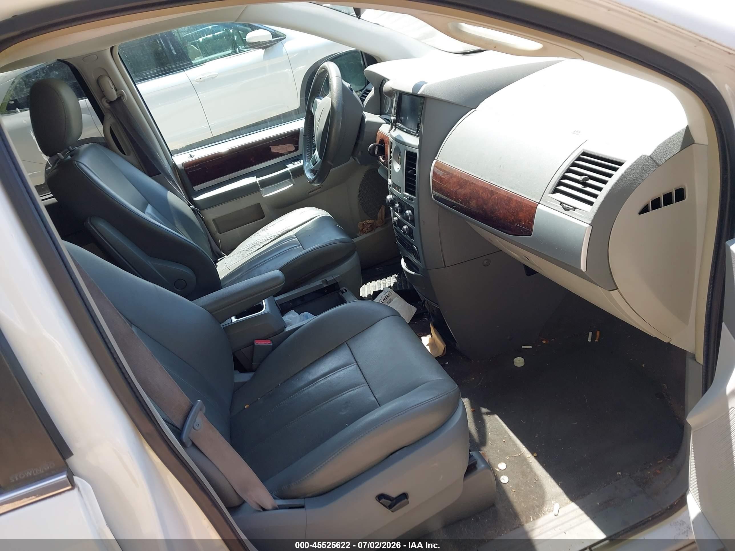 2010 Chrysler Town & Country Touring Белый vin: 2A4RR5D13AR133933