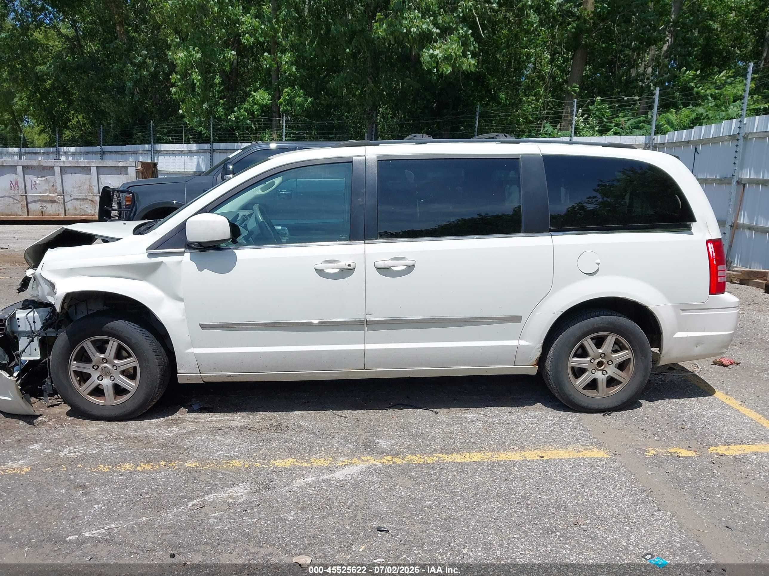 2010 Chrysler Town & Country Touring Белый vin: 2A4RR5D13AR133933
