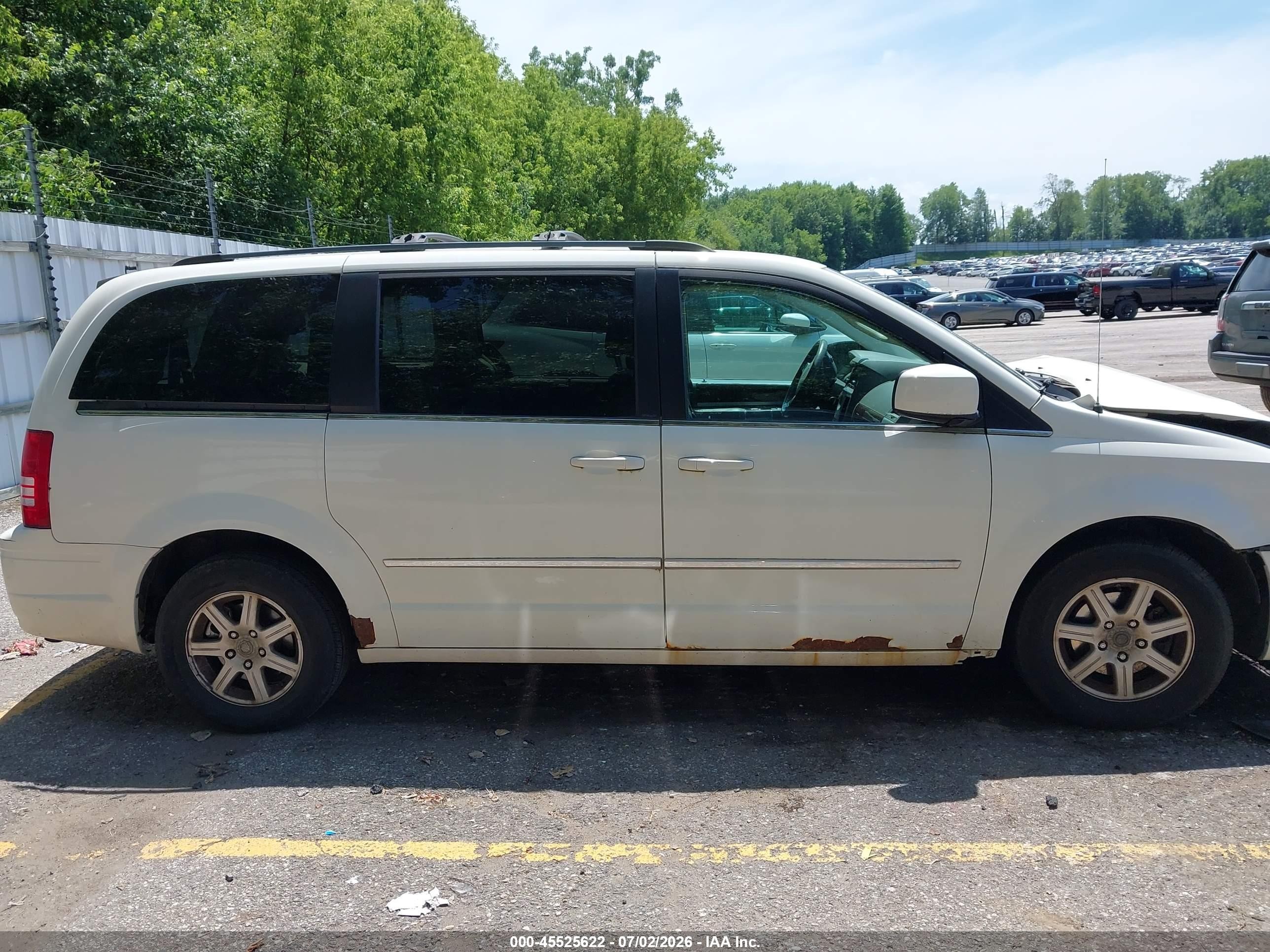 2010 Chrysler Town & Country Touring Белый vin: 2A4RR5D13AR133933