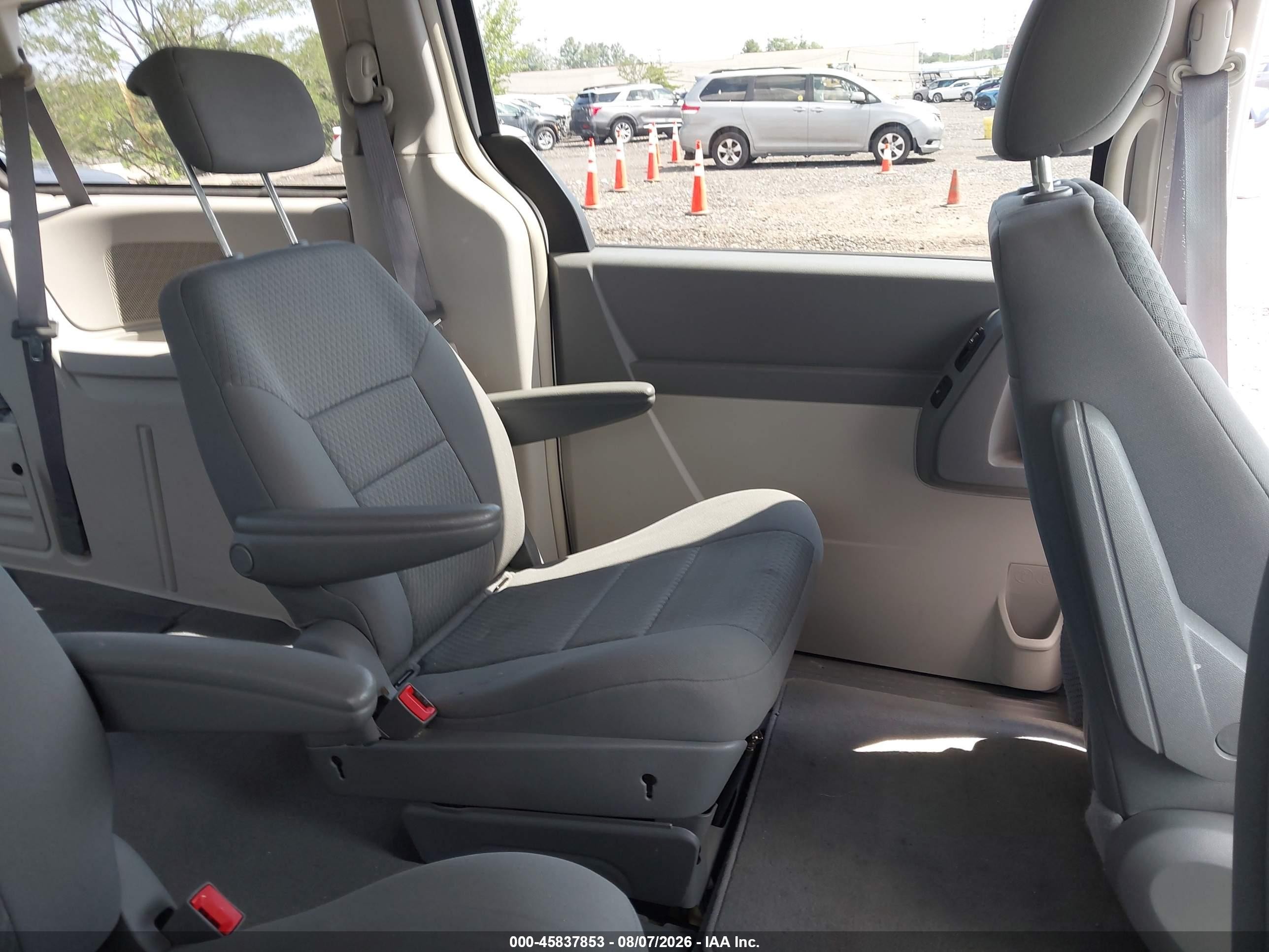 2010 Chrysler Town & Country Touring Silver vin: 2A4RR5D13AR138064