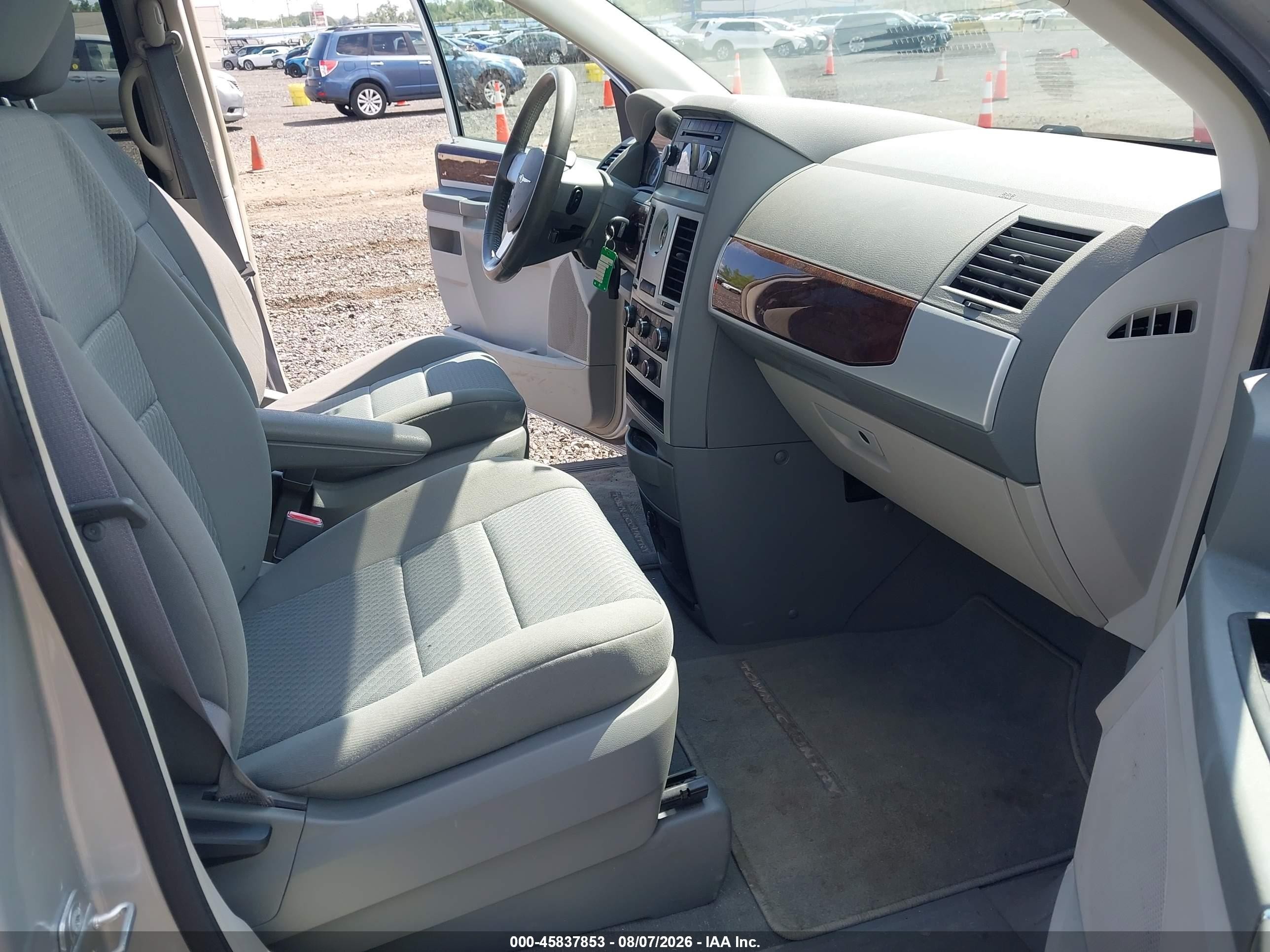 2010 Chrysler Town & Country Touring Silver vin: 2A4RR5D13AR138064