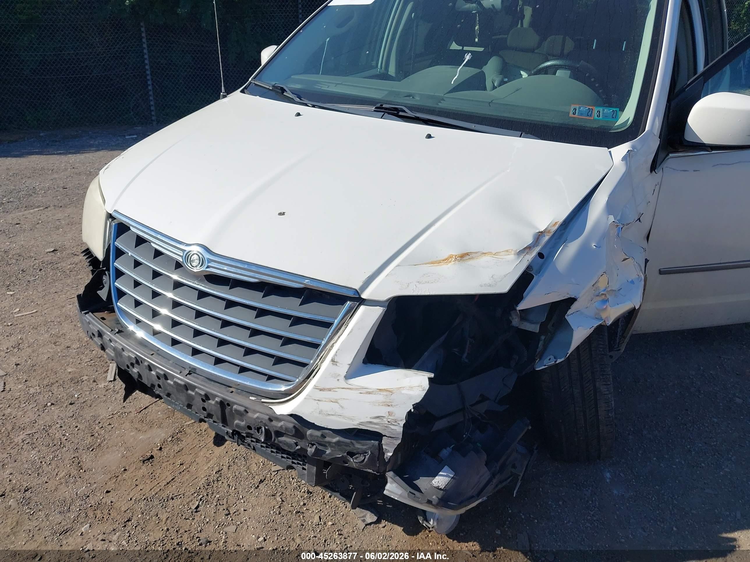2010 Chrysler Town & Country Touring White vin: 2A4RR5D13AR306575