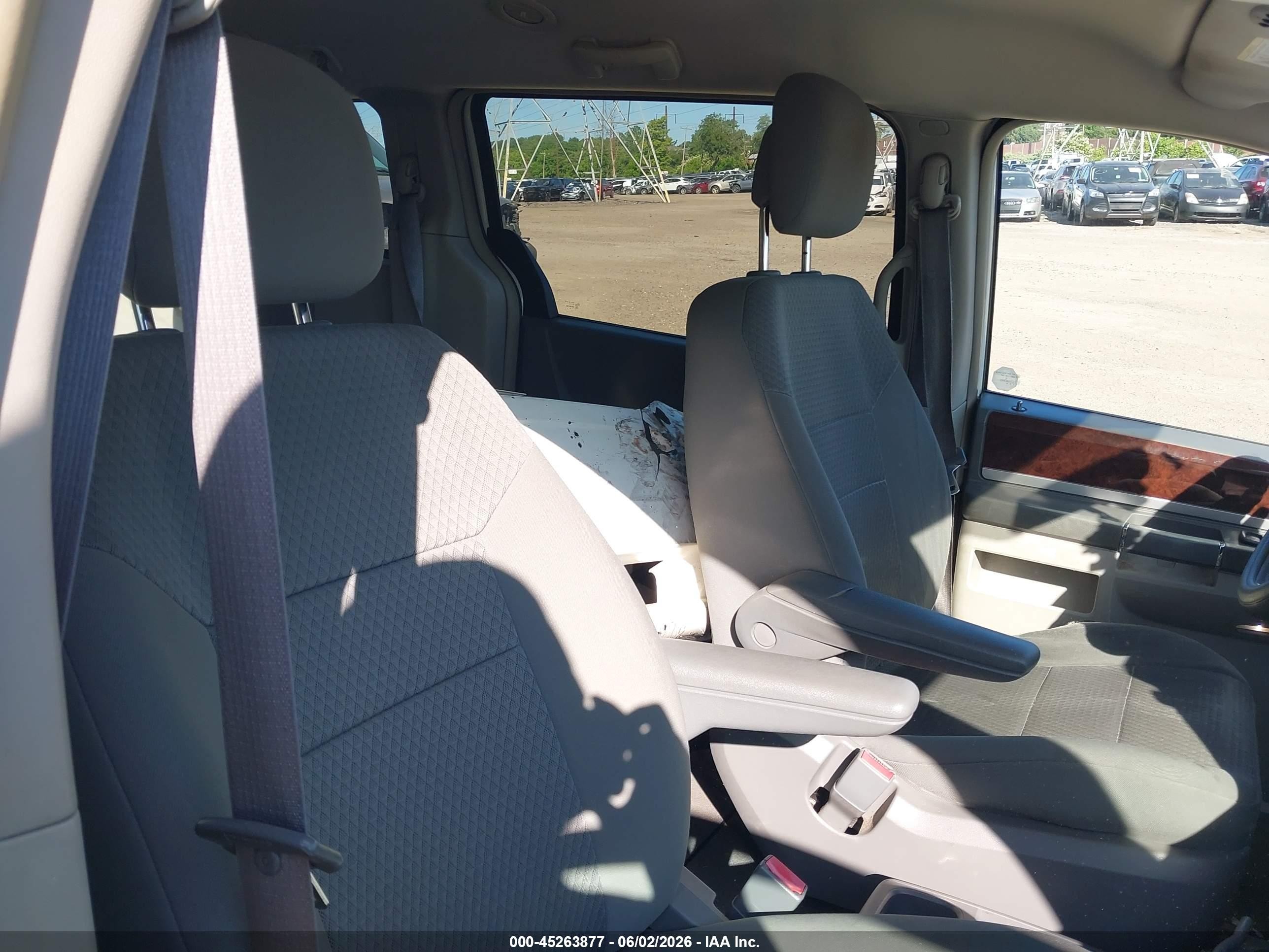2010 Chrysler Town & Country Touring White vin: 2A4RR5D13AR306575