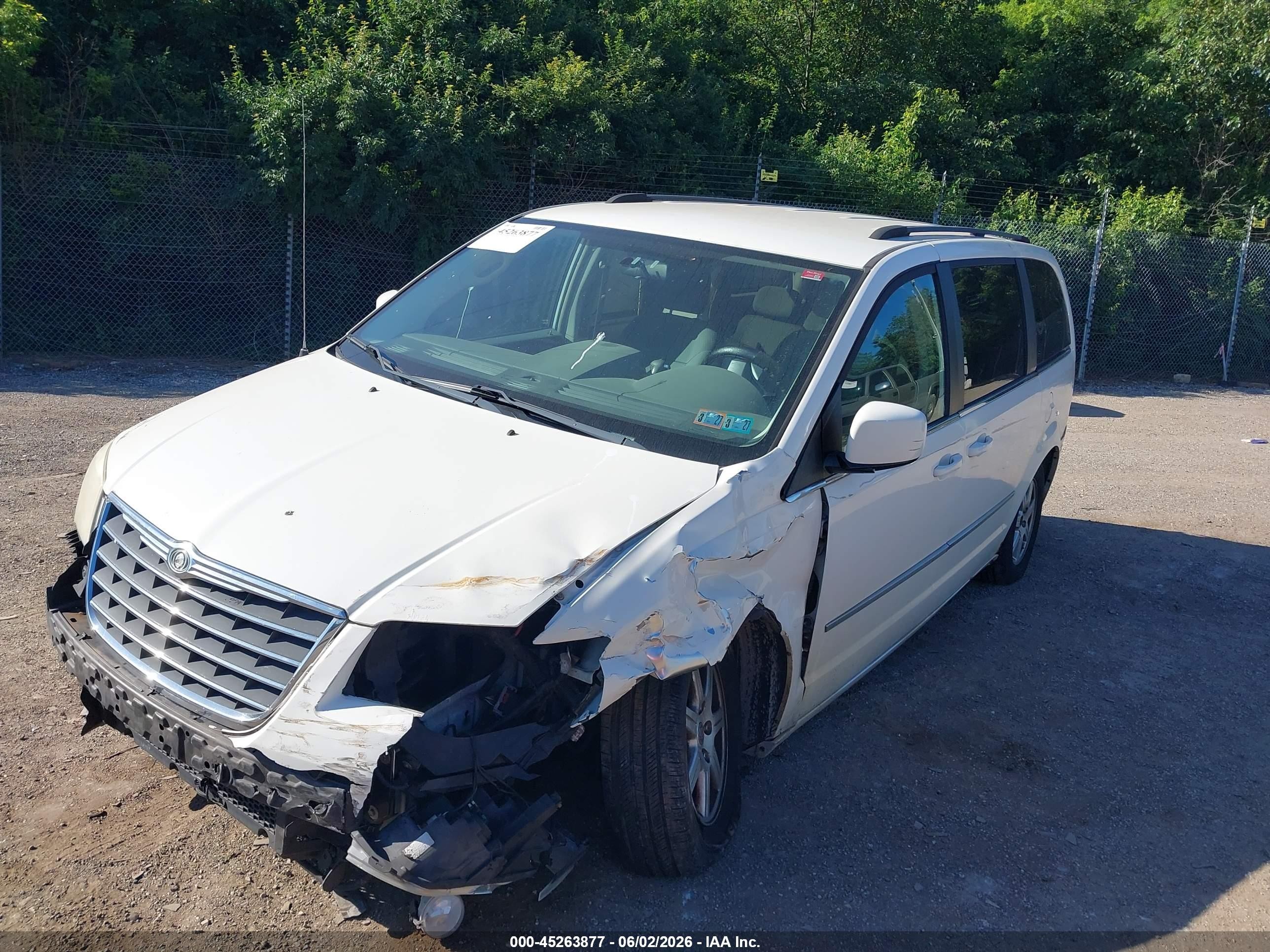 2010 Chrysler Town & Country Touring White vin: 2A4RR5D13AR306575