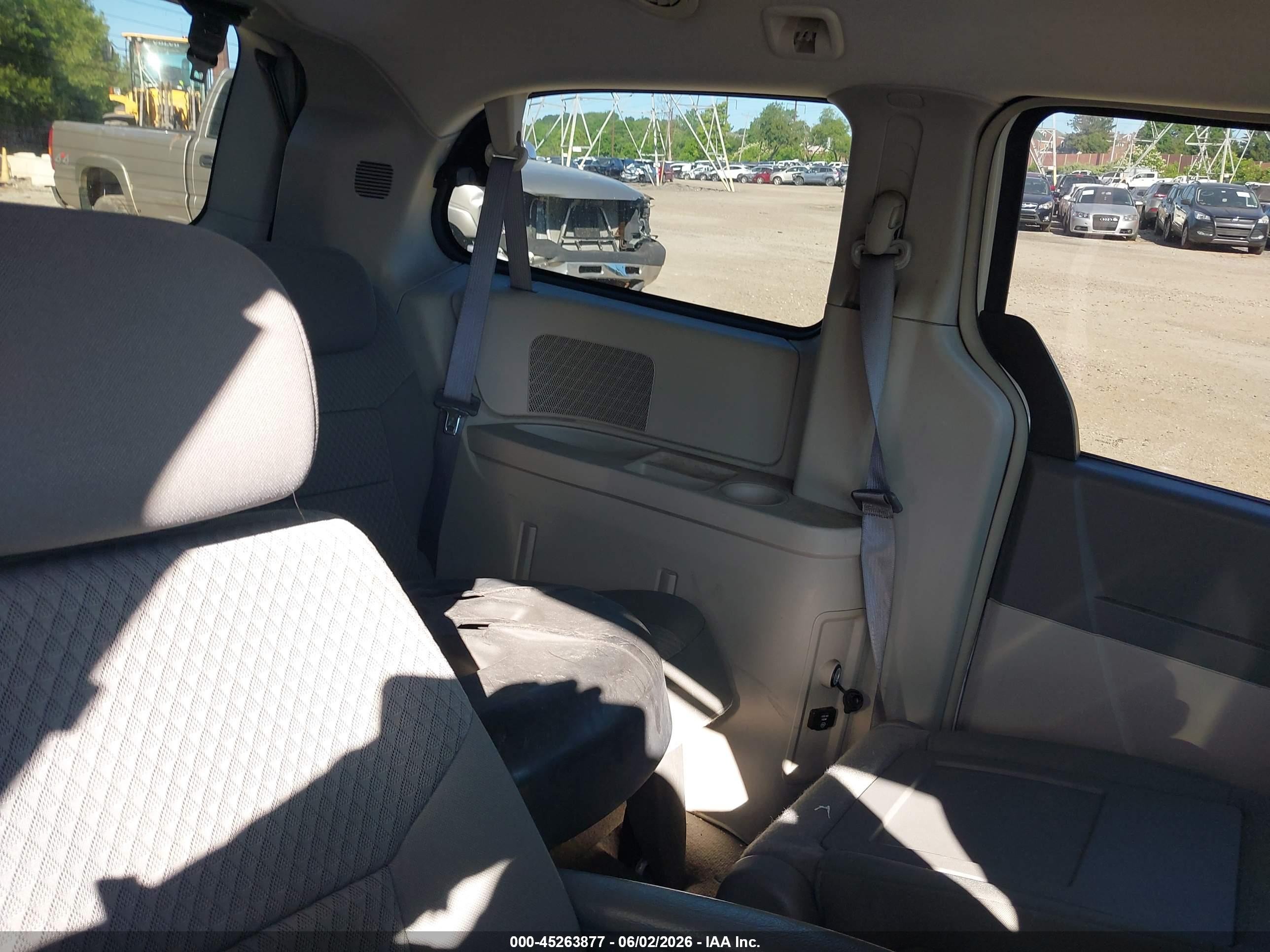 2010 Chrysler Town & Country Touring White vin: 2A4RR5D13AR306575