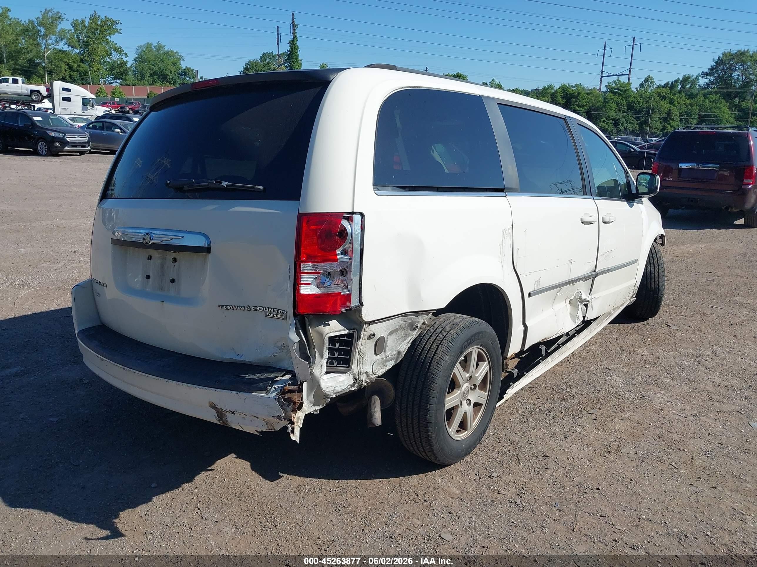 2010 Chrysler Town & Country Touring White vin: 2A4RR5D13AR306575