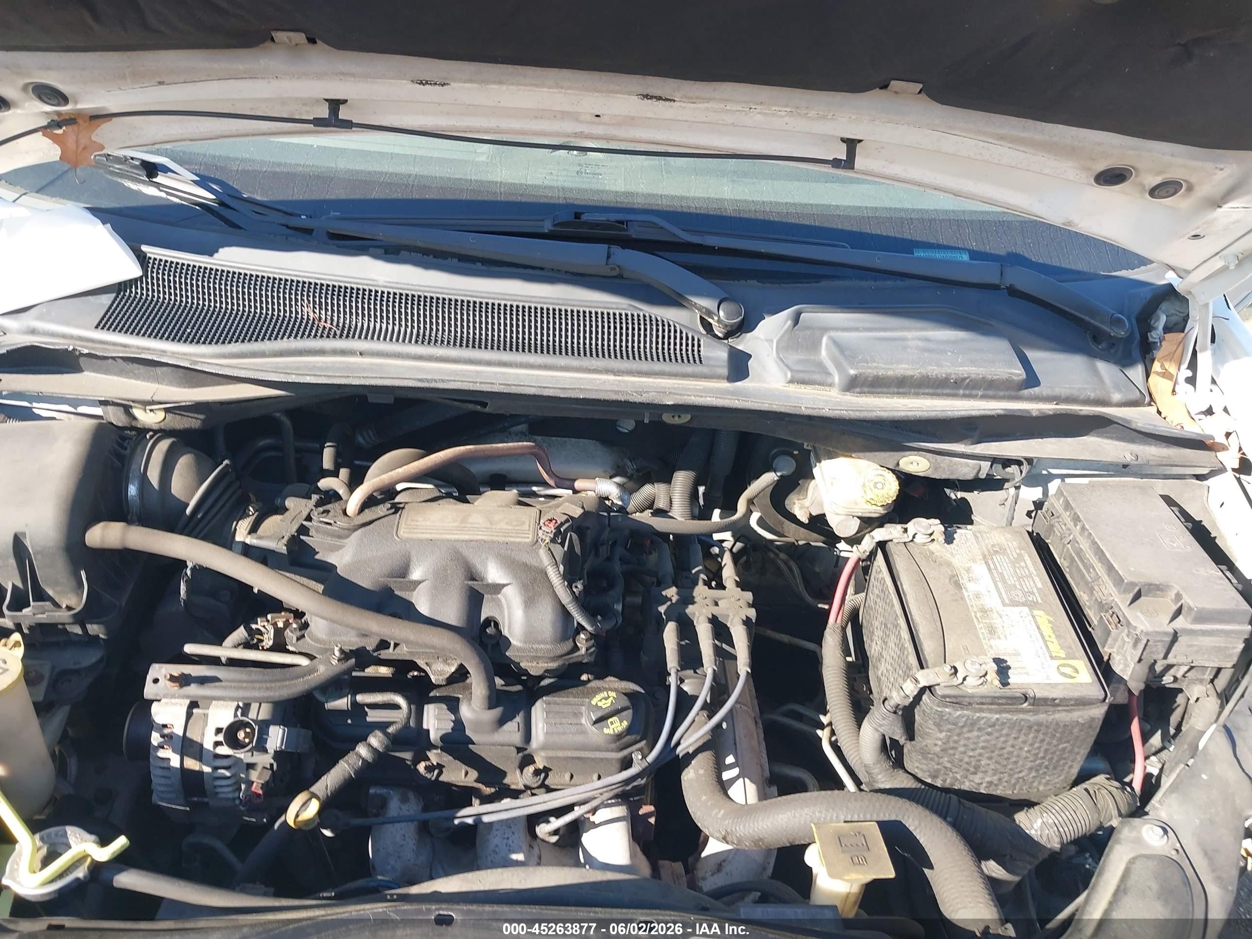 2010 Chrysler Town & Country Touring White vin: 2A4RR5D13AR306575