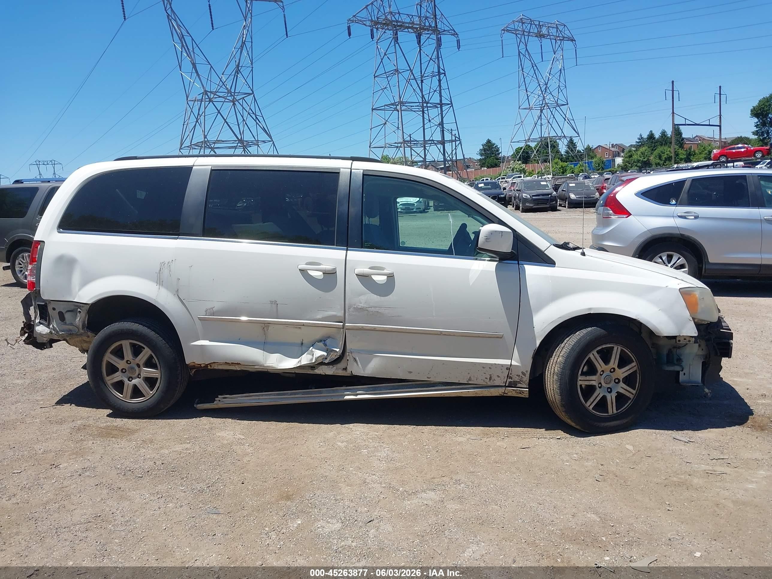 2010 Chrysler Town & Country Touring White vin: 2A4RR5D13AR306575