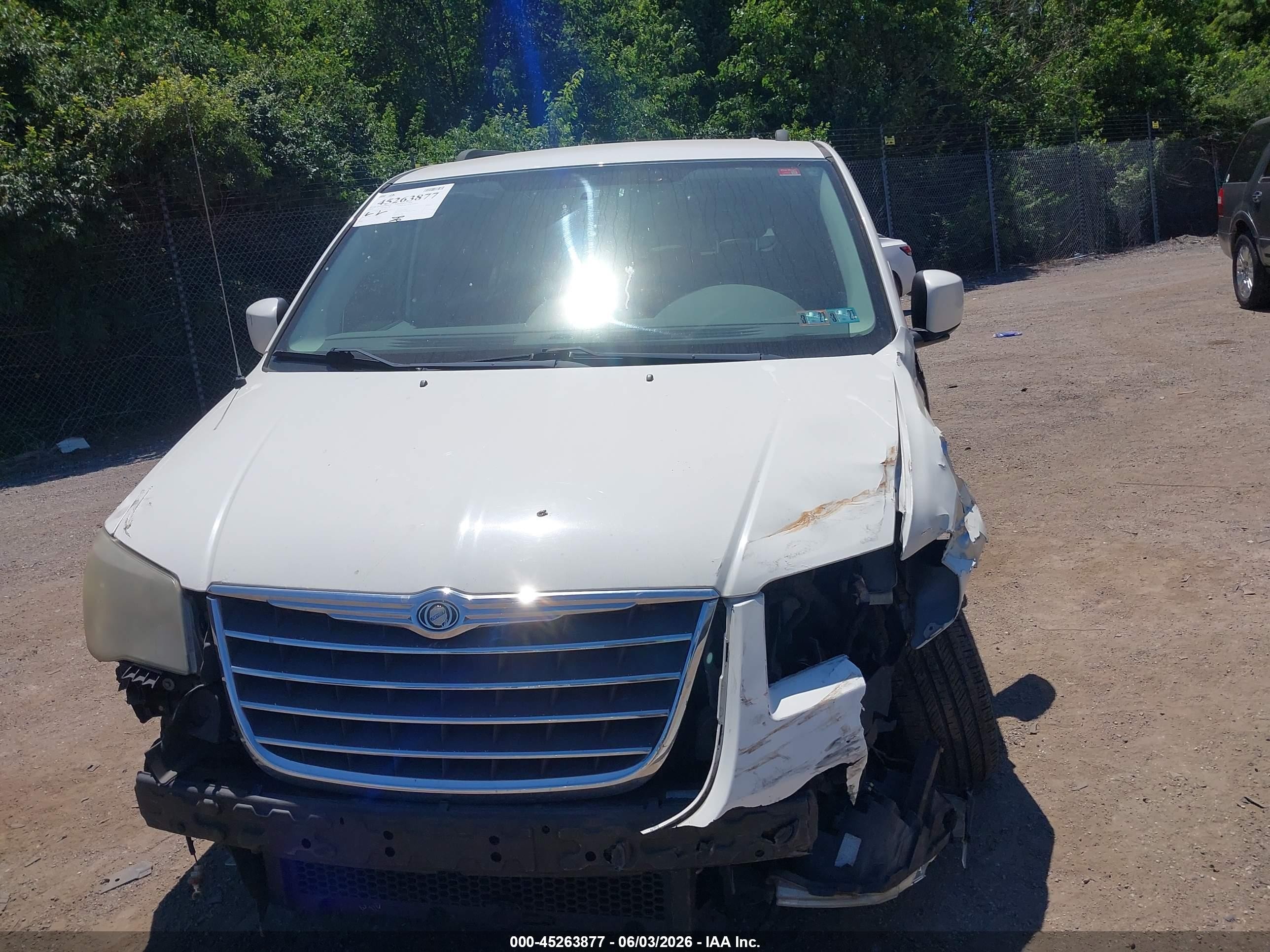 2010 Chrysler Town & Country Touring White vin: 2A4RR5D13AR306575